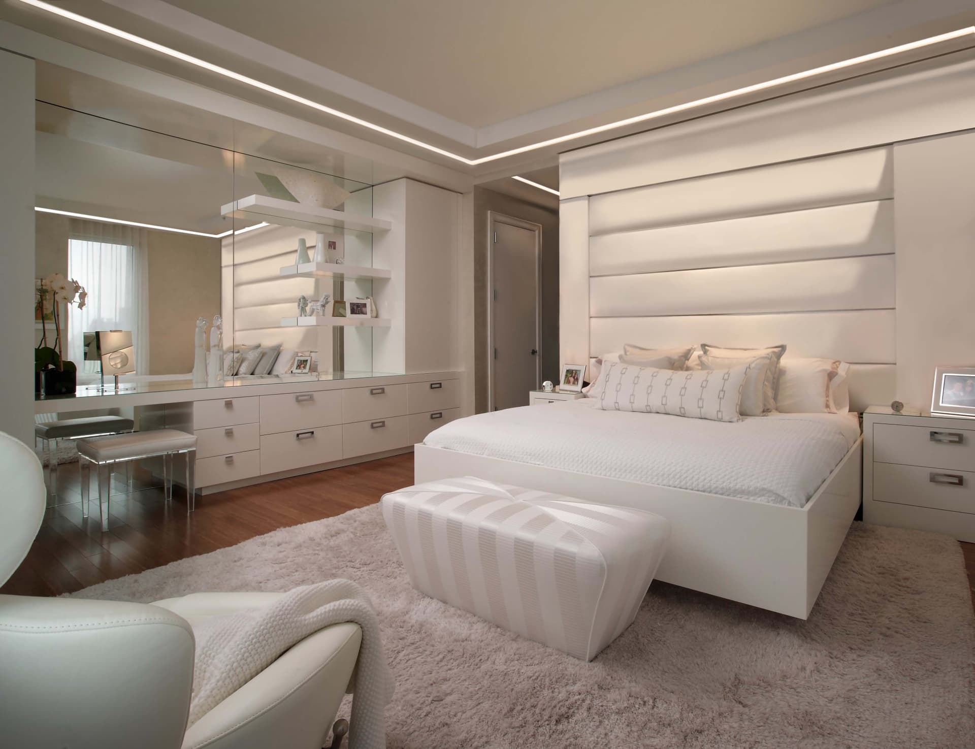 Eleni Lighting EL112 - Настенный полувстраиваемый потолочный линейный светильник