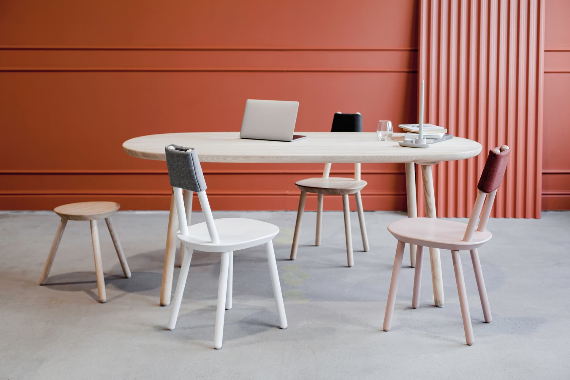 EMKO
NAÏVE
Oval solid wood dining table