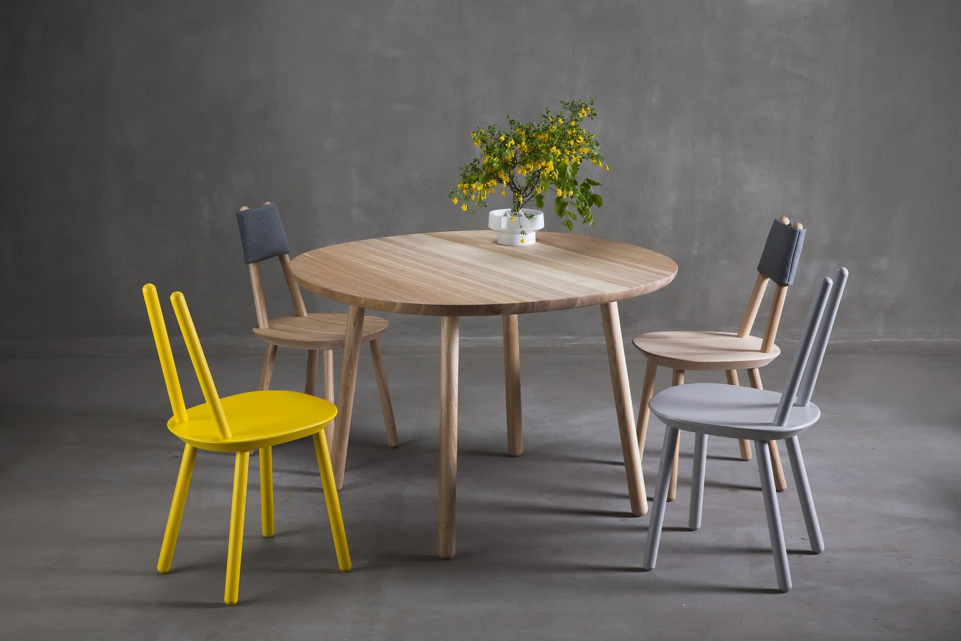 EMKO
NAÏVE
Round solid wood dining table
