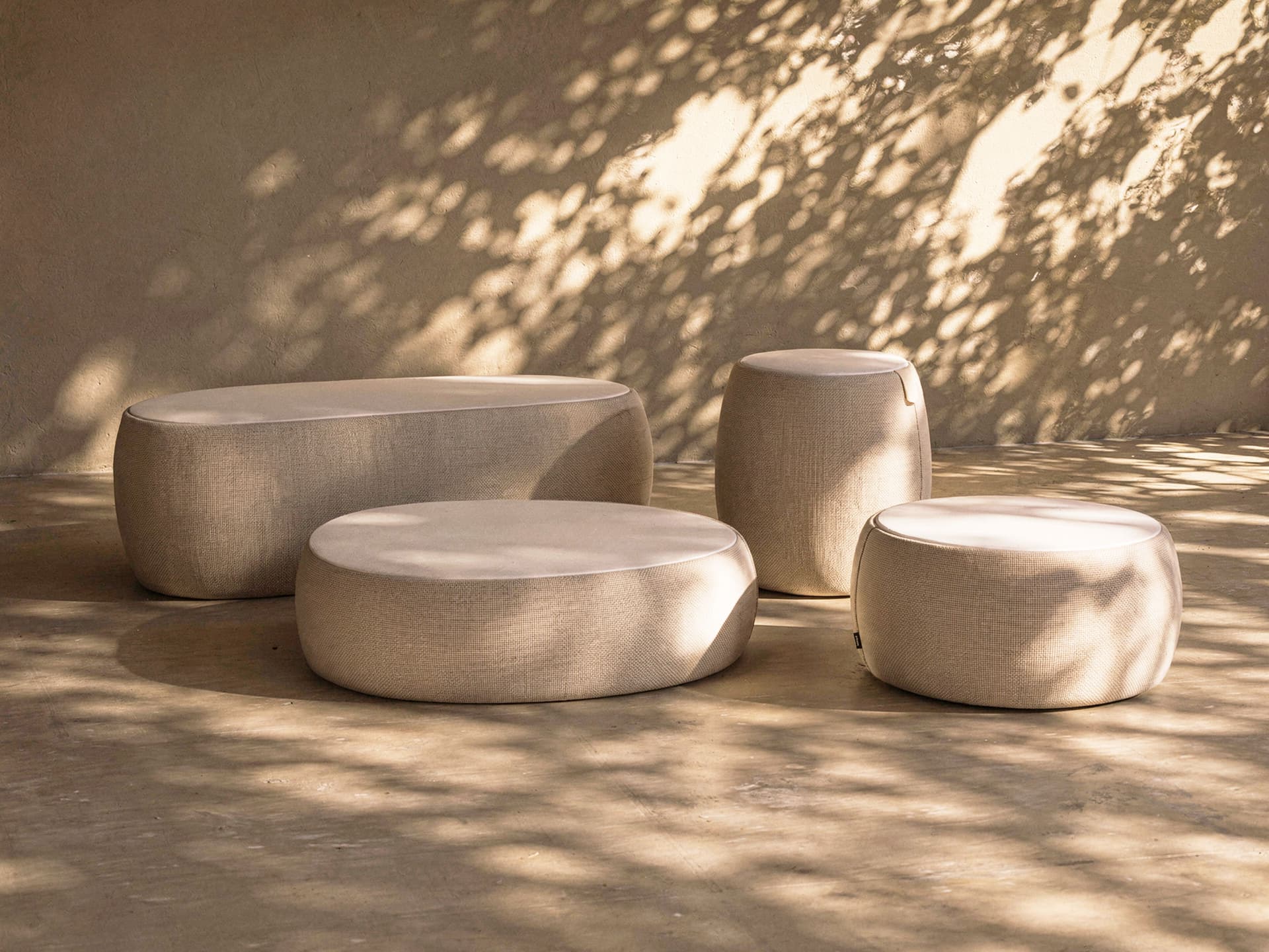ENERGIEKER
NESSO
Fabric-covered side table with porcelain stoneware top