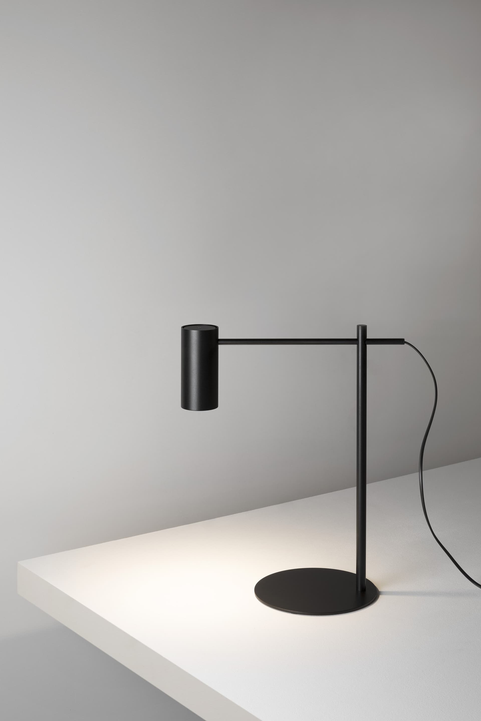 Estiluz
CYLS
Adjustable metal table lamp