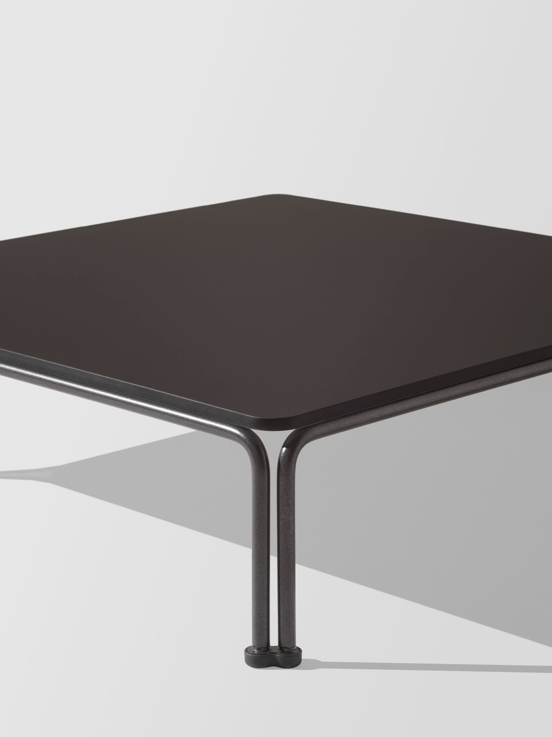 Et al.
ARI 1304
Square low coffee table