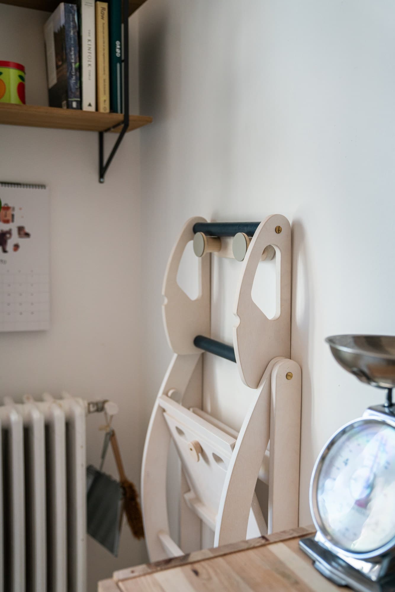 Ettomio
HANGING LEARNING TOWER
Wooden coat rack