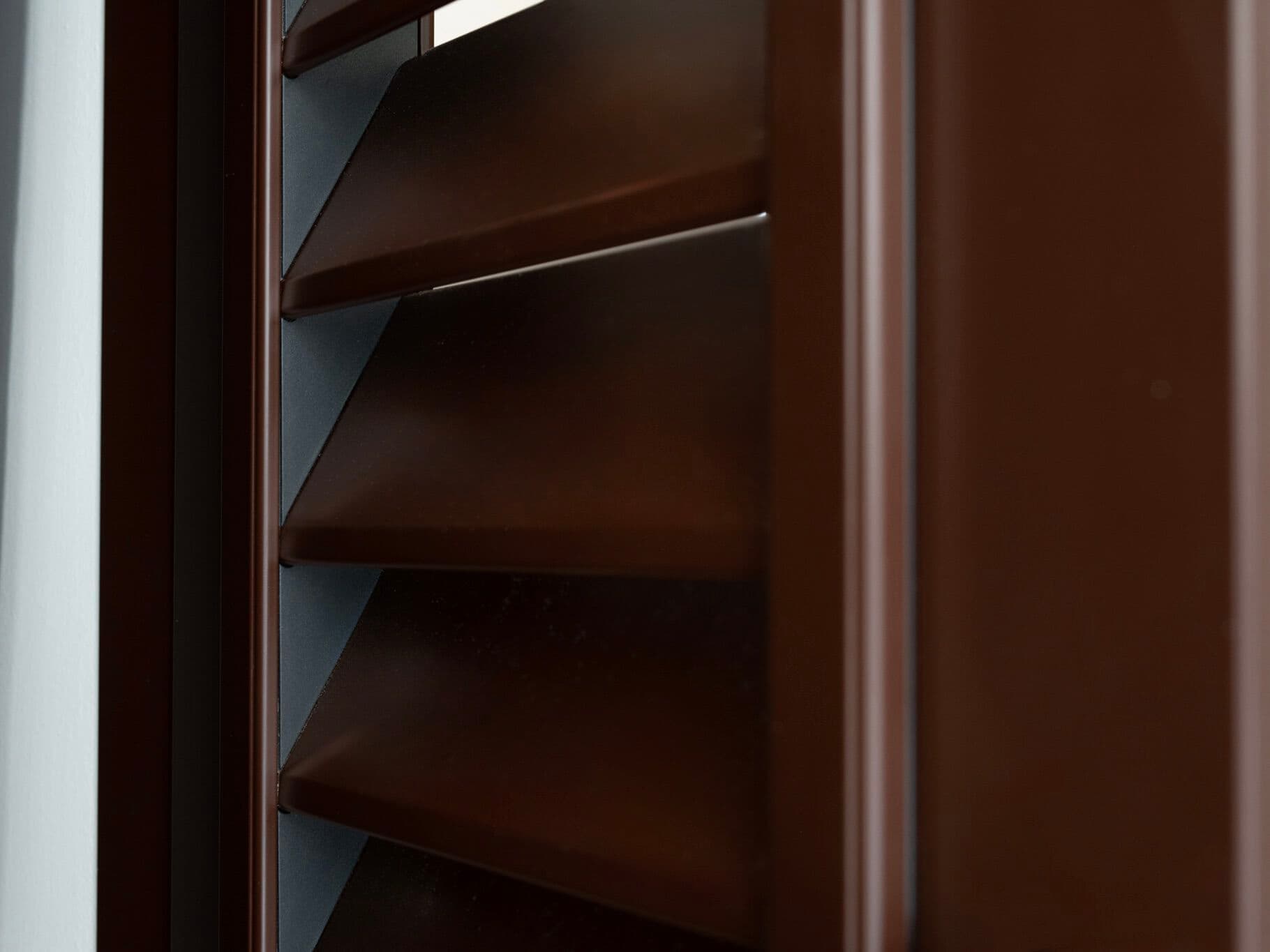 Eurall
ANTI-BURGLARY
Shutter with fixed louvers