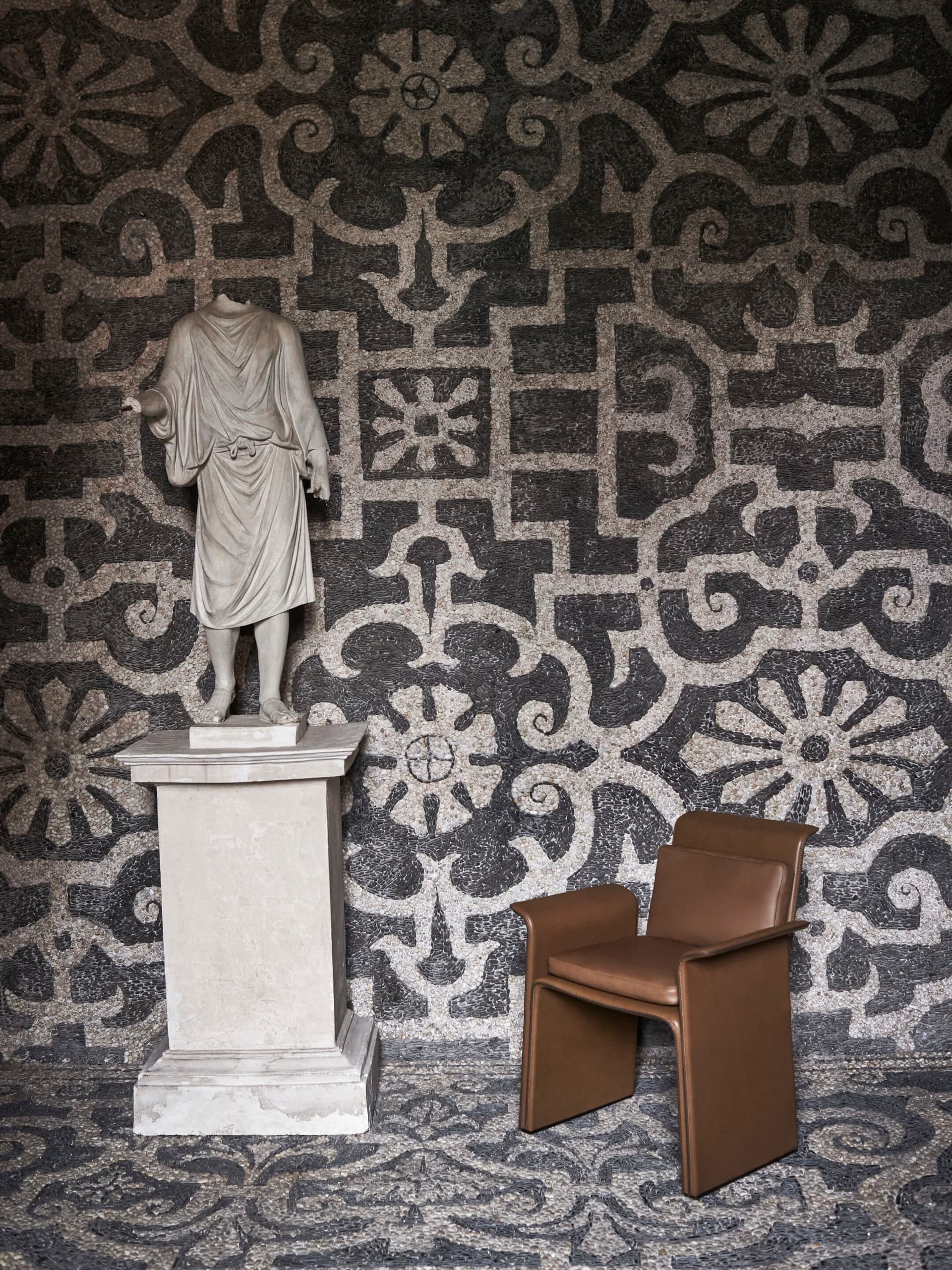 Exteta
SHELL
Leather chair with armrests