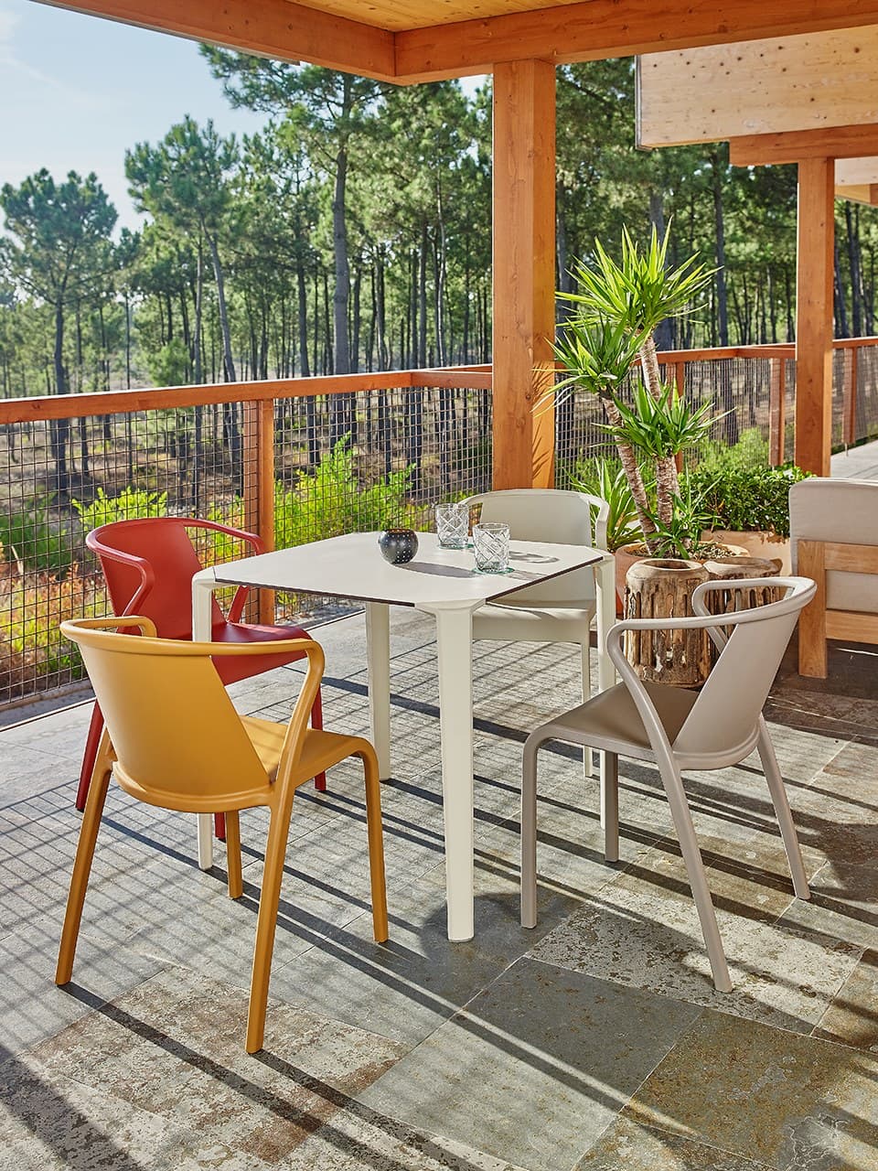 Ezpeleta
ONE SQUARE
Stackable square polypropylene garden table