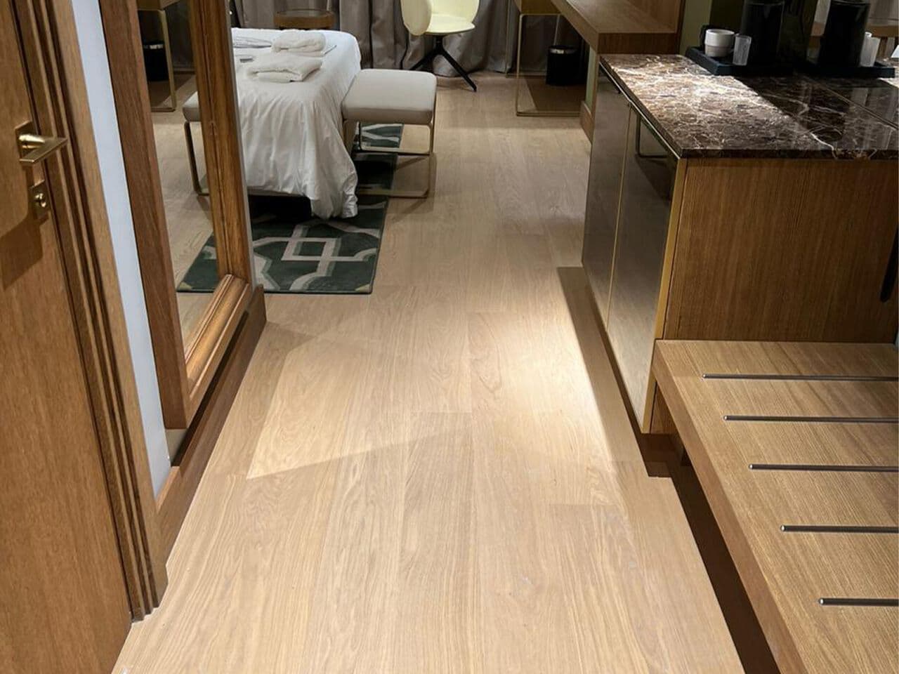 Florian
TWIN GIN TONIC
Oak flooring