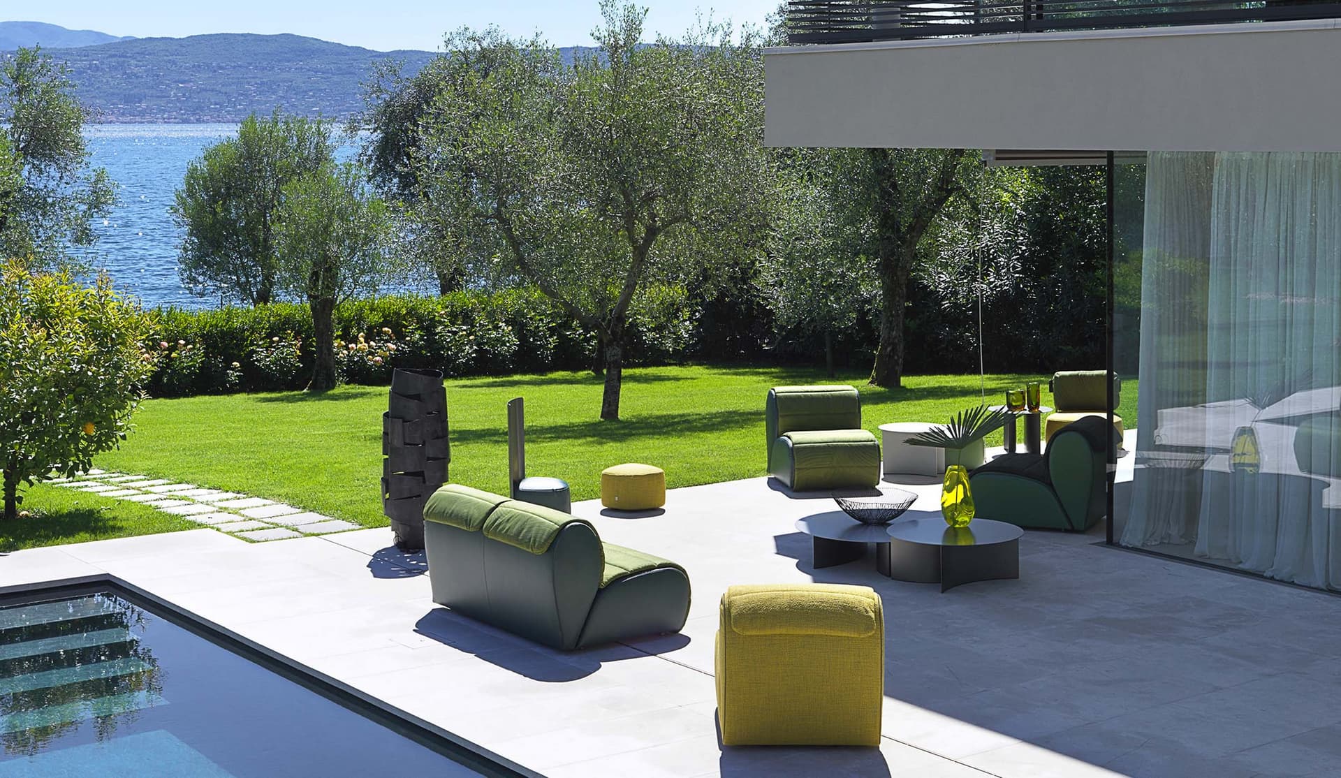 Flou
FLORA
Modular fabric garden sofa