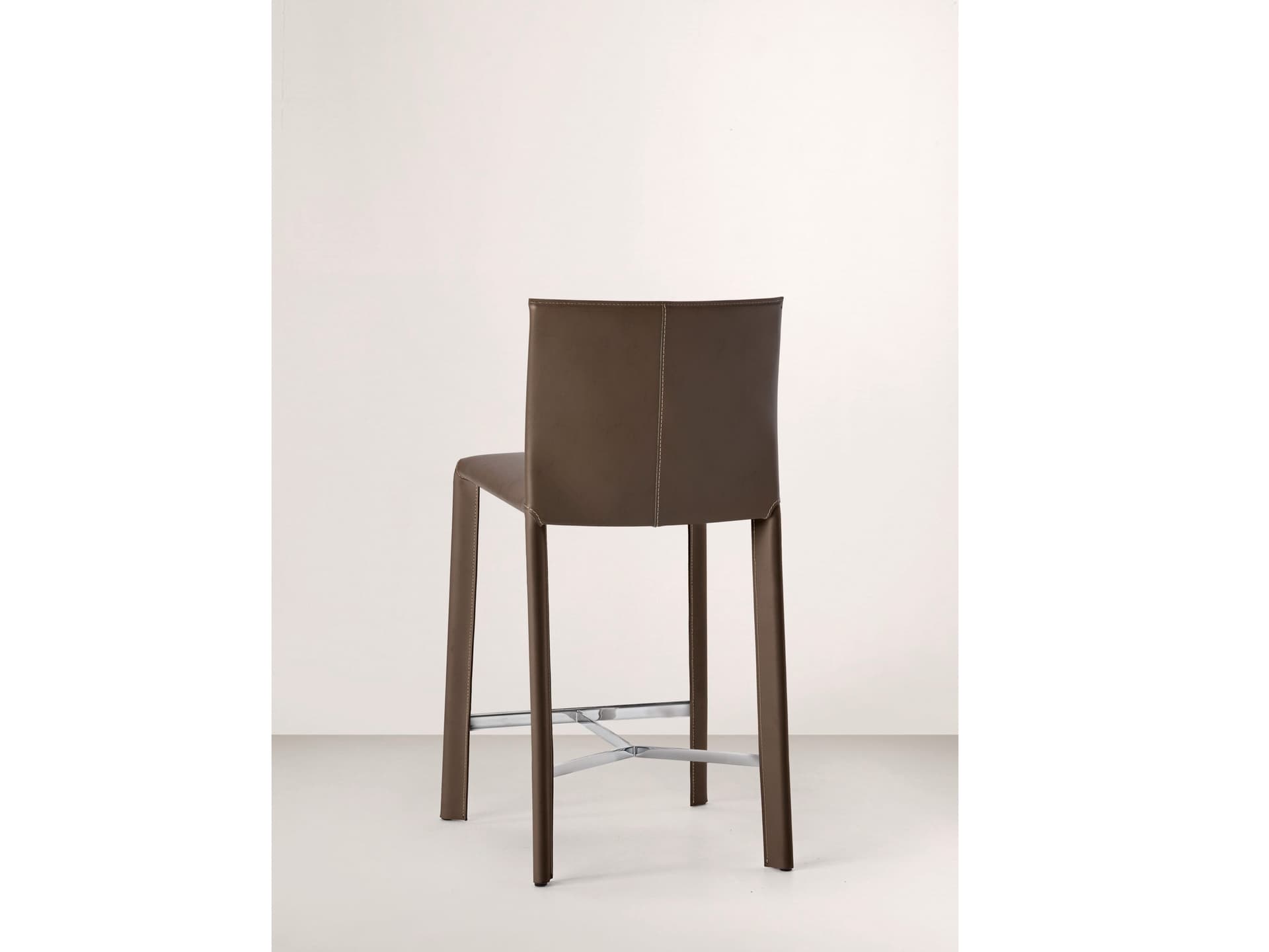Frag
BLYN C
Upholstered tanned leather kitchen stool
