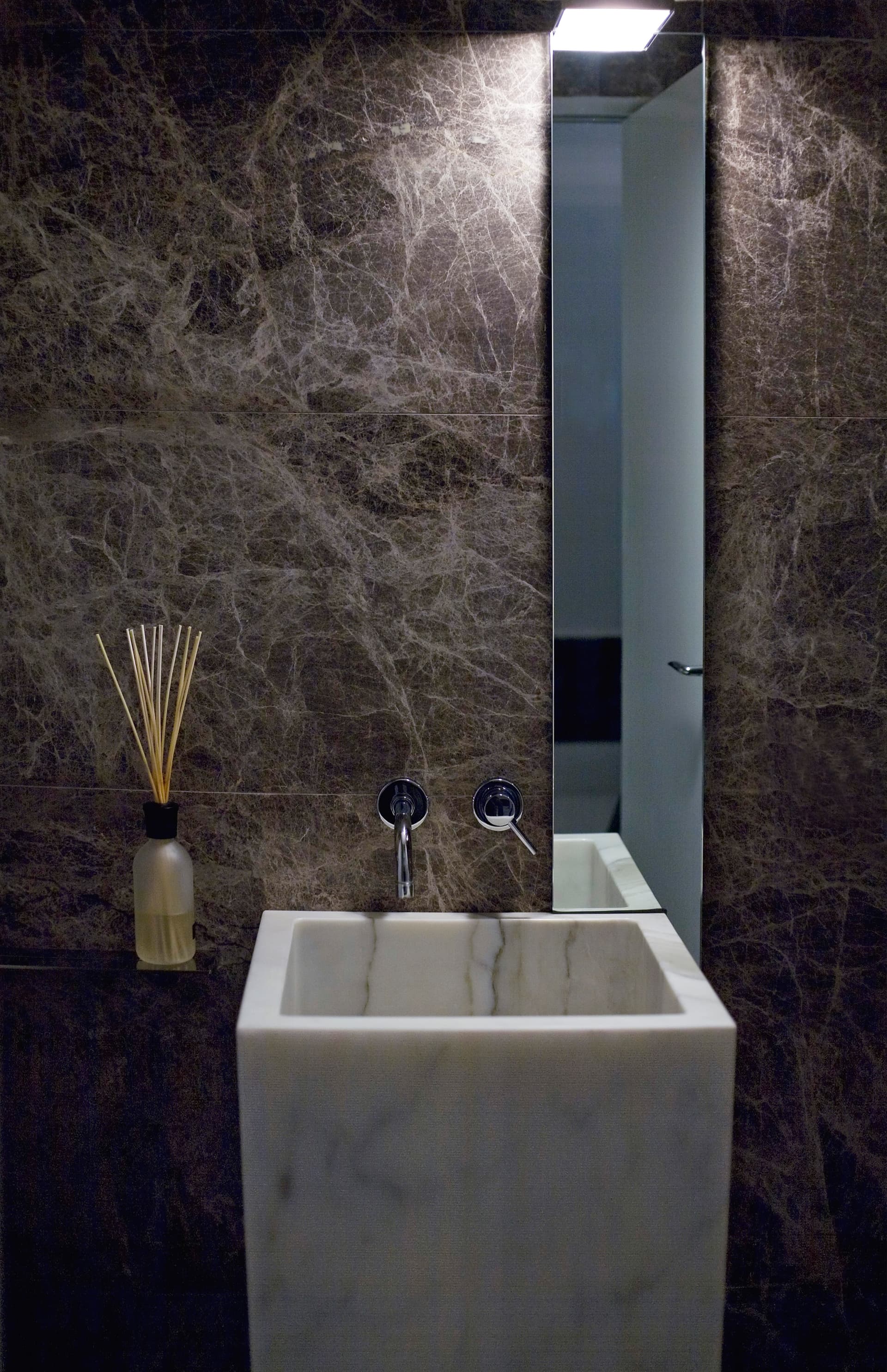FranchiUmbertoMarmi
BLOCK
Freestanding single marble washbasin
