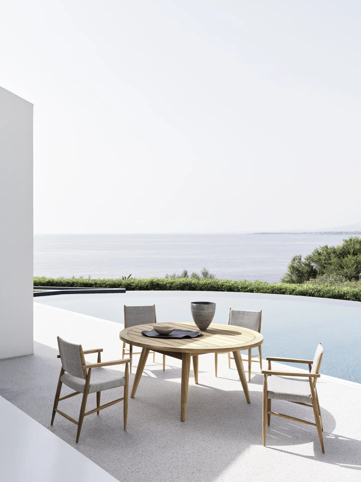 Gervasoni
EIDOS 136
Round table in teak with slats top