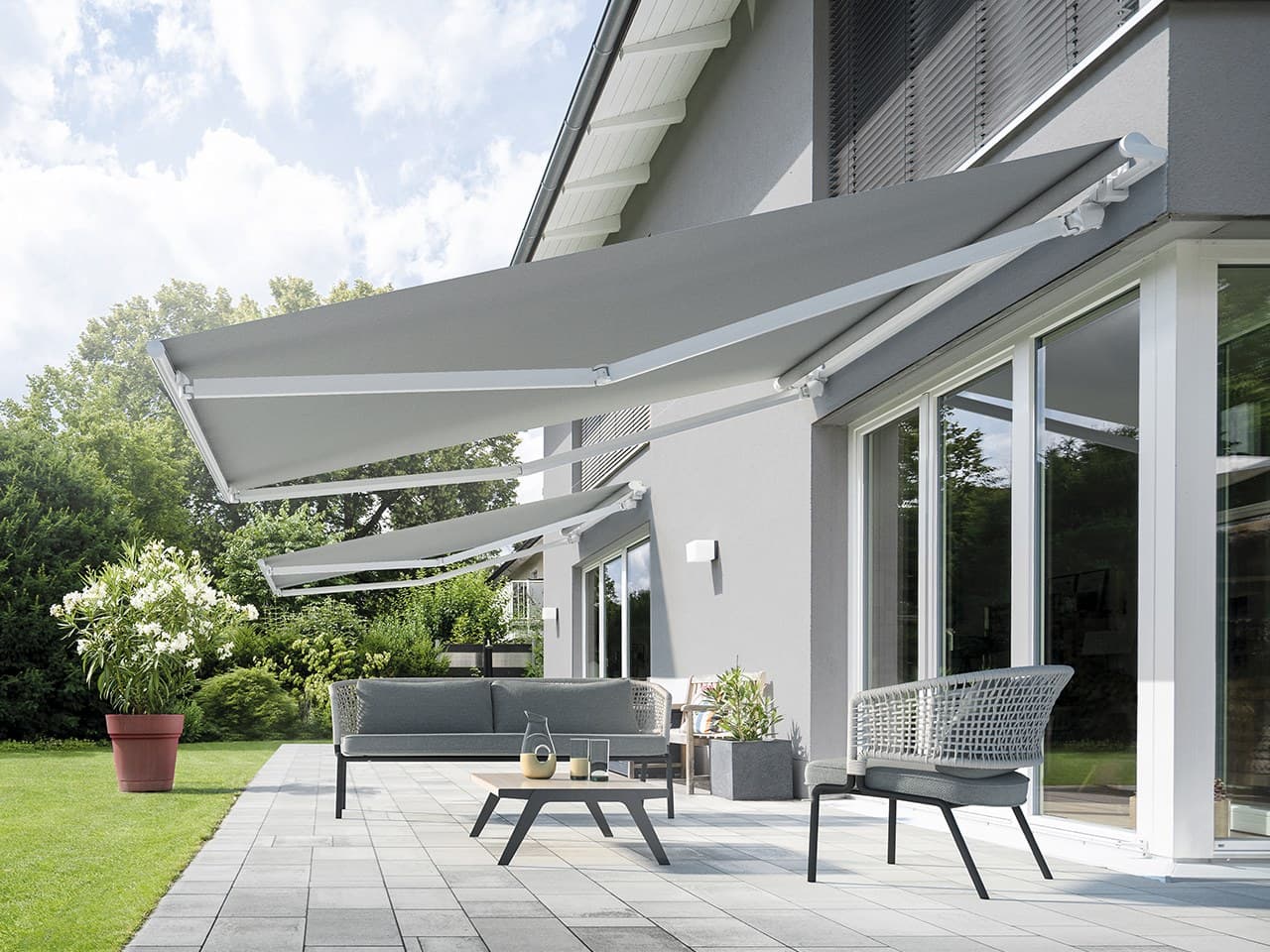 GIBUS
SPAZIO
Folding arm awning with integrated lighting
