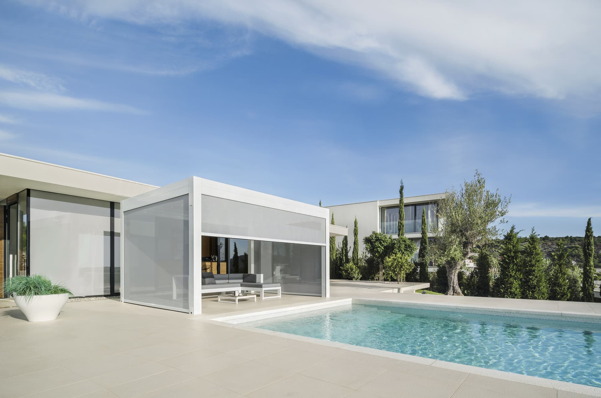 GIBUS
VARIA
Freestanding pergola with adjustable louvers