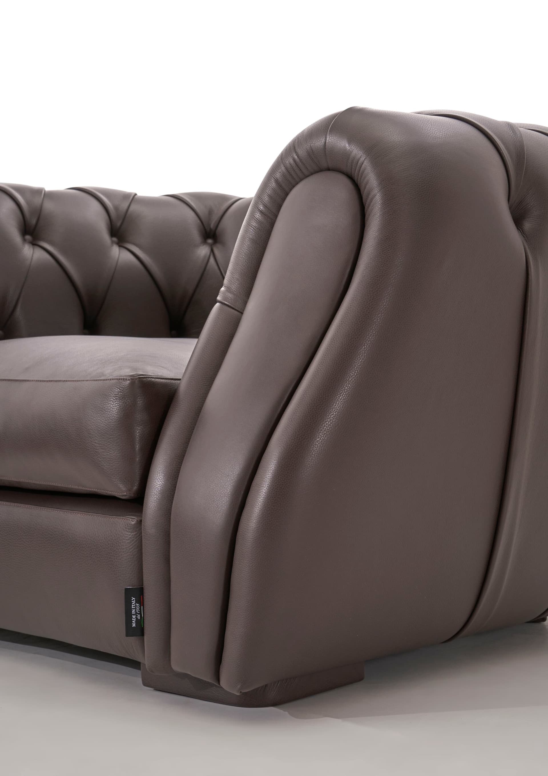 Giovannetti Classici
MAXIMILIAN
Tufted leather sofa