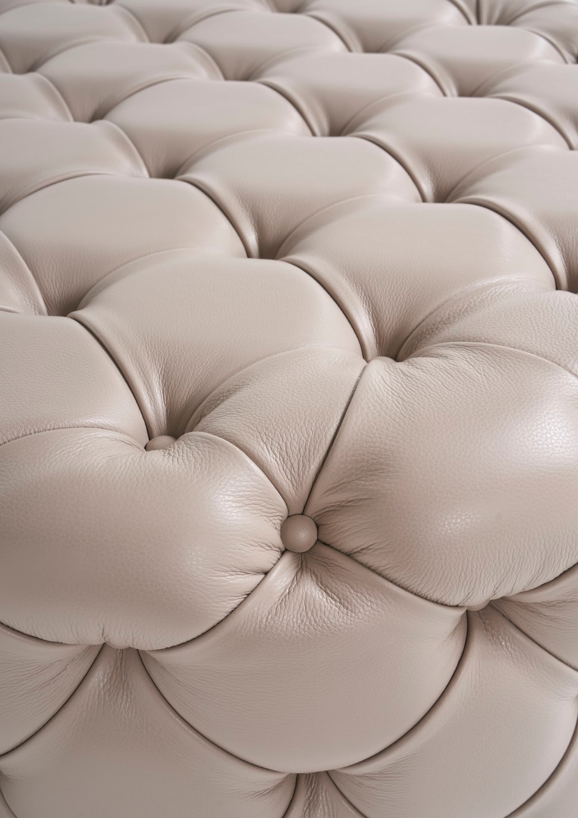 Giovannetti Classici
MAXIMILIAN
Tufted round leather pouf