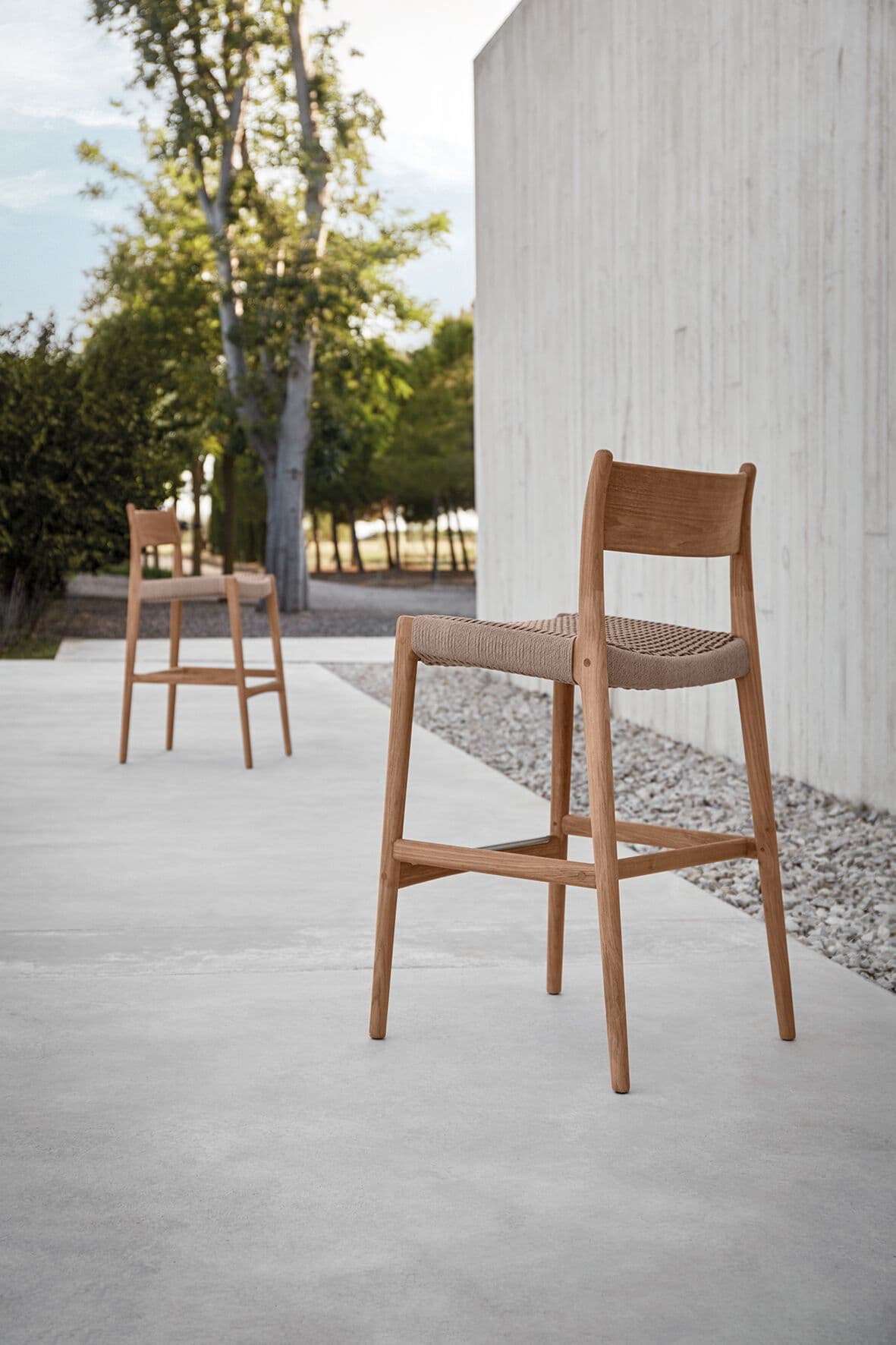 Gloster
LIMA
High teak garden stool with footrest and back