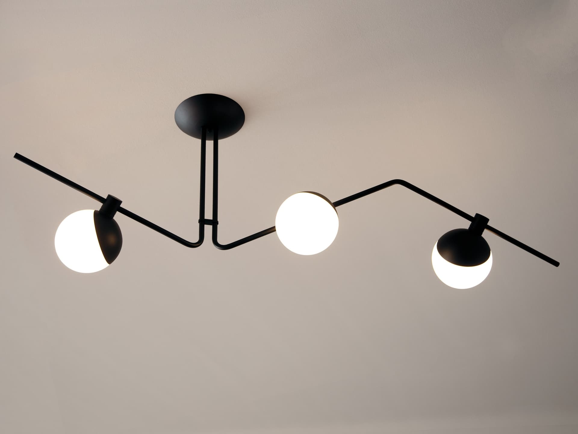Grupa
BALUNA
LED glass and steel ceiling lamp