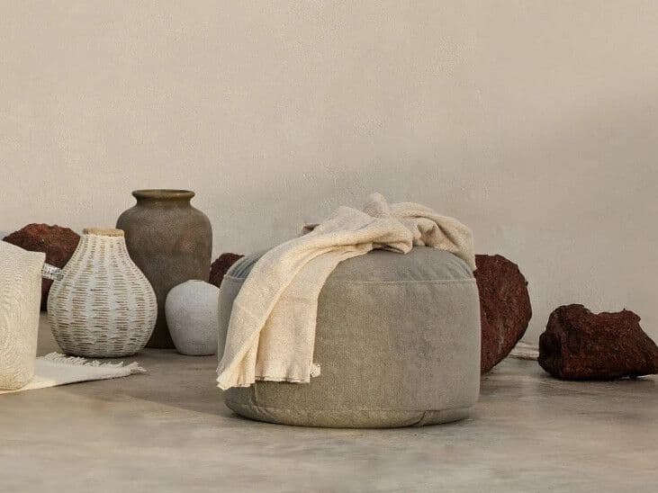 HAPPERS STUDIO
SHAGGY
Round technical fabric garden pouf with removable cover