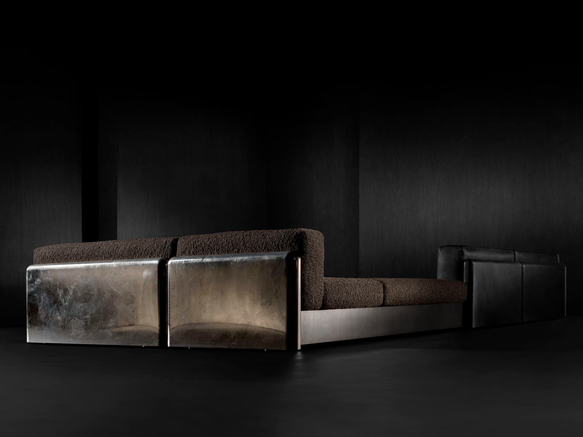 Henge
GATTOPARDO
Corner fabric and steel sofa