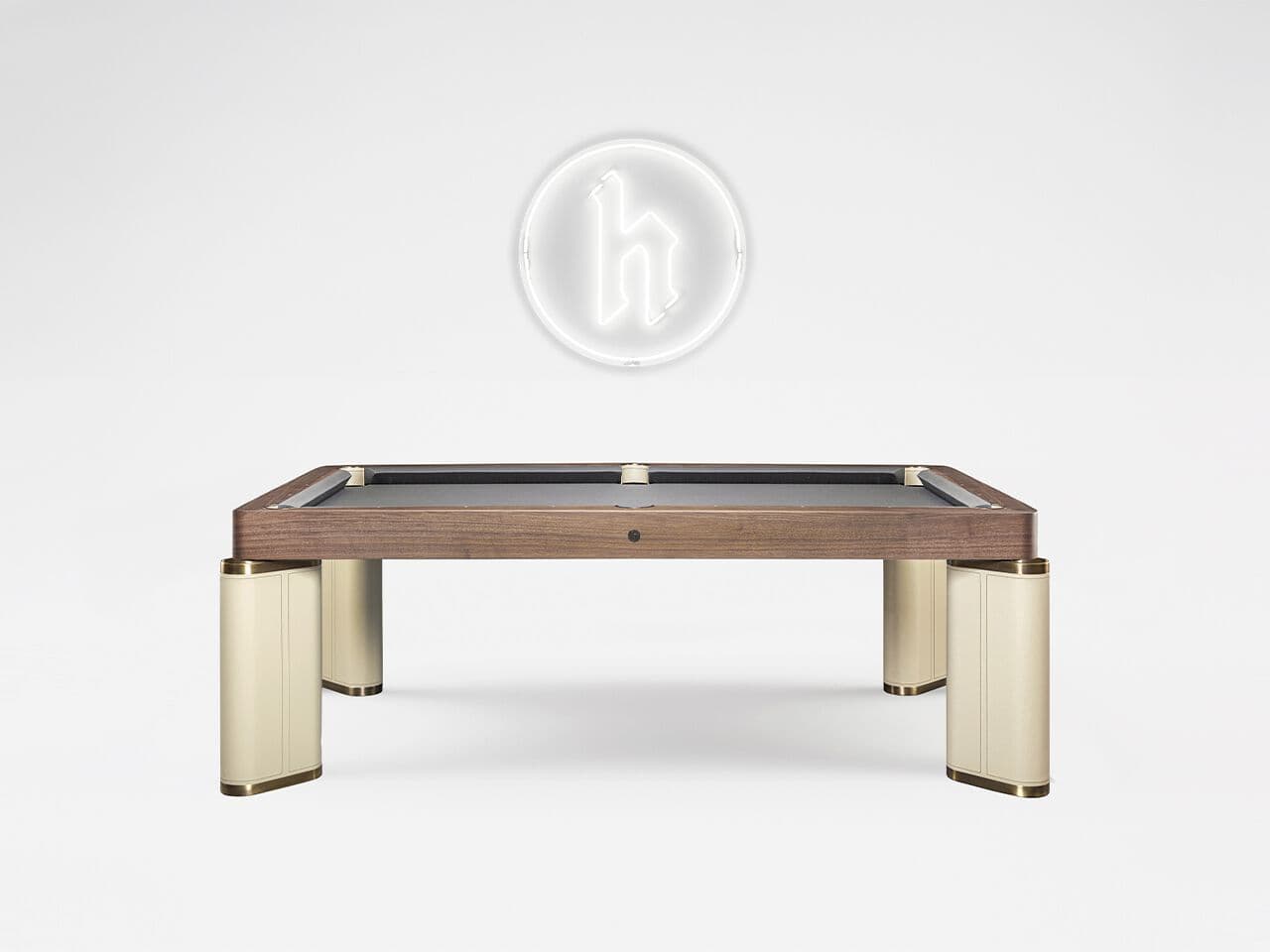 Hermelin biliardi
ARIA
Rectangular tanned leather and walnut pool table