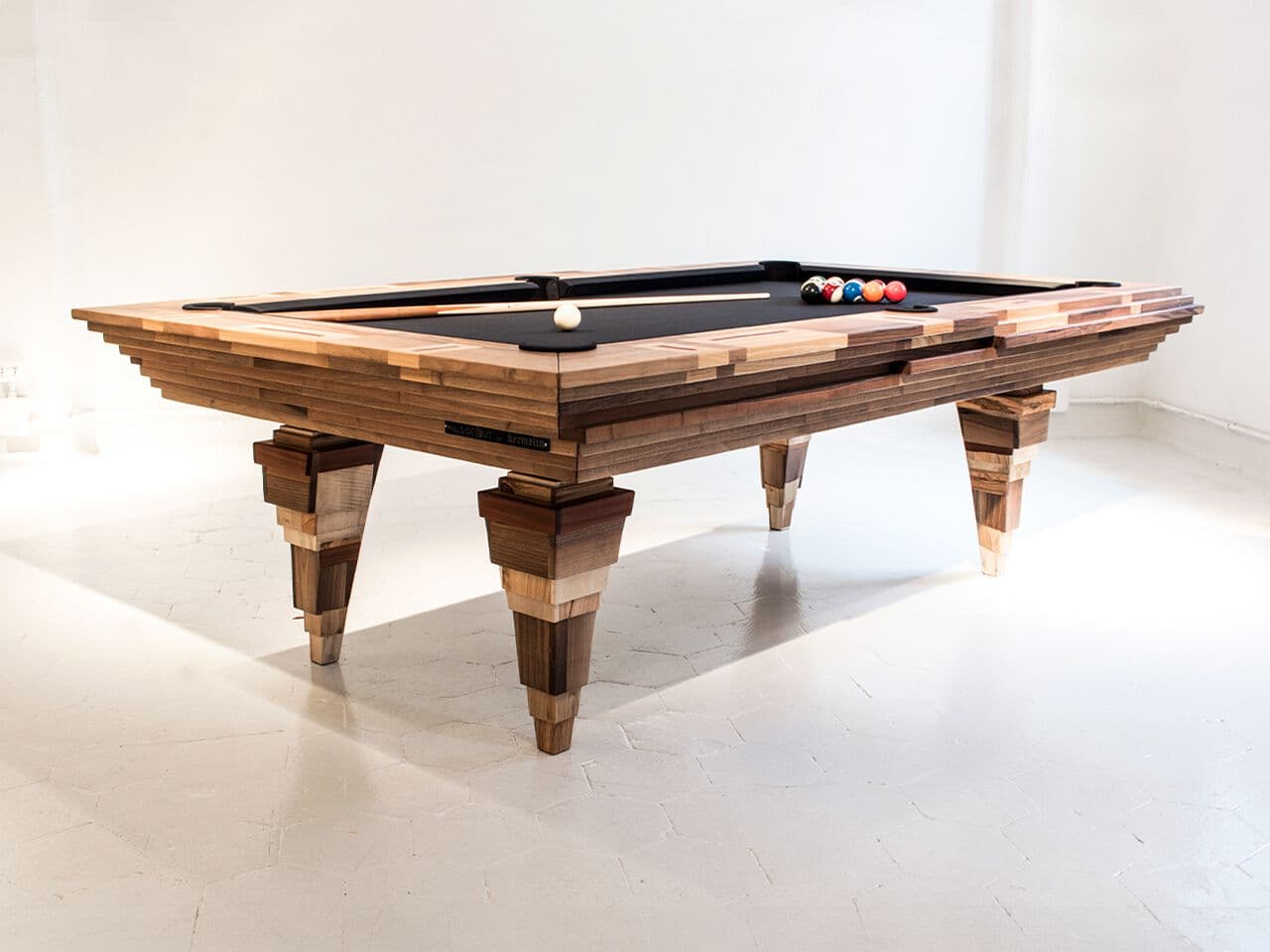 Hermelin biliardi
EXPO
Rectangular wooden pool table