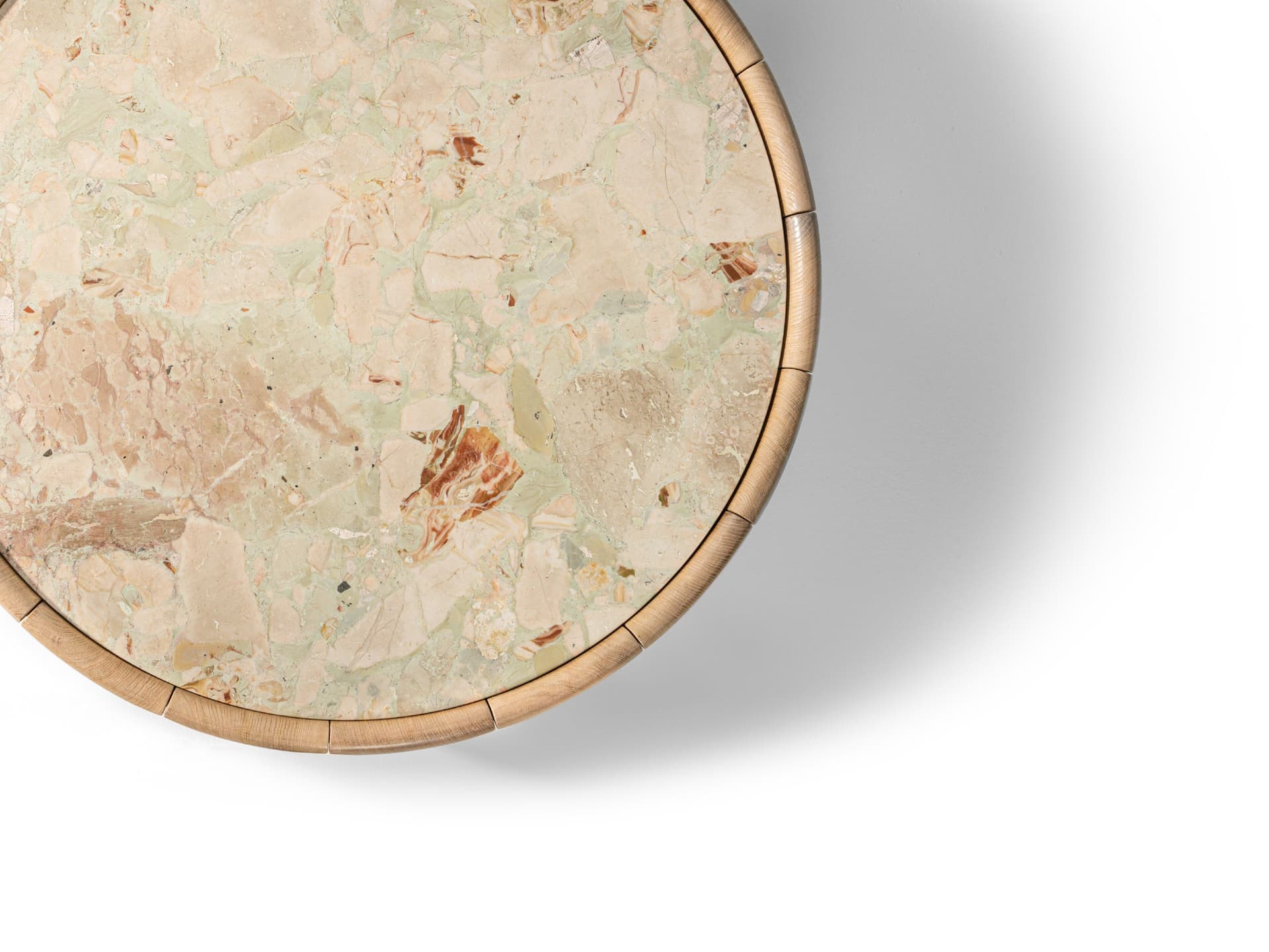 HESSENTIA
CONCAVE
Coffee table in wood and marble