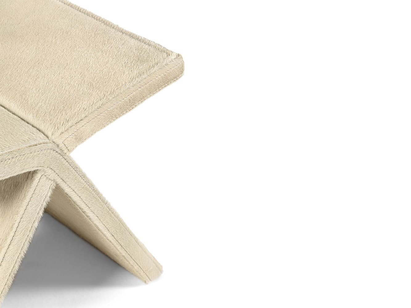 HESSENTIA
Voyage
Low leather stool