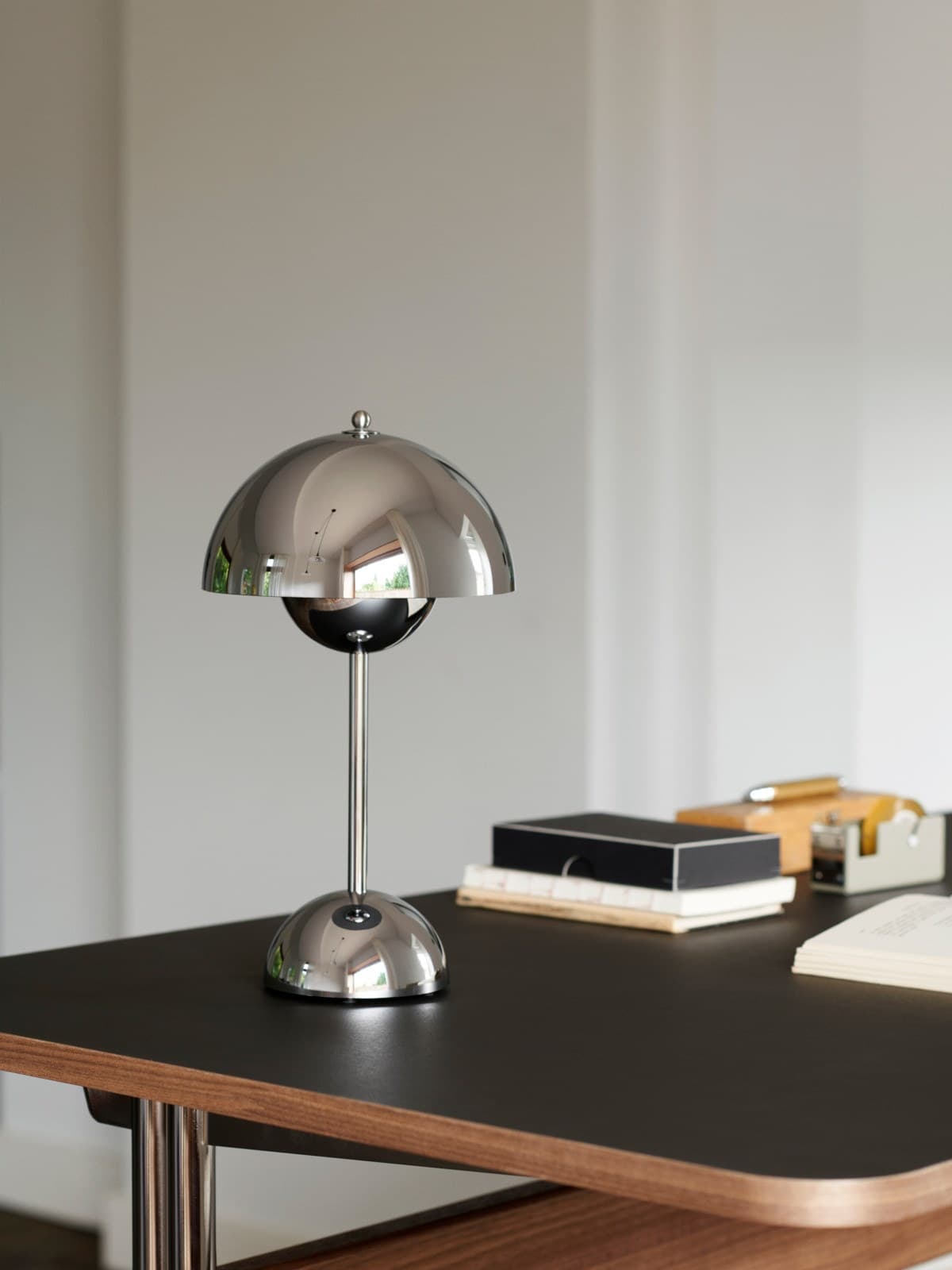 In Stock
&TRADITION - FLOWERPOT VP9 CHROMED
Cordless LED polycarbonate table lamp