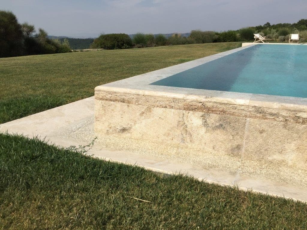 INDALO PISCINE
Infinity swimming pool
Infinity travertine swimming pool with waterfall