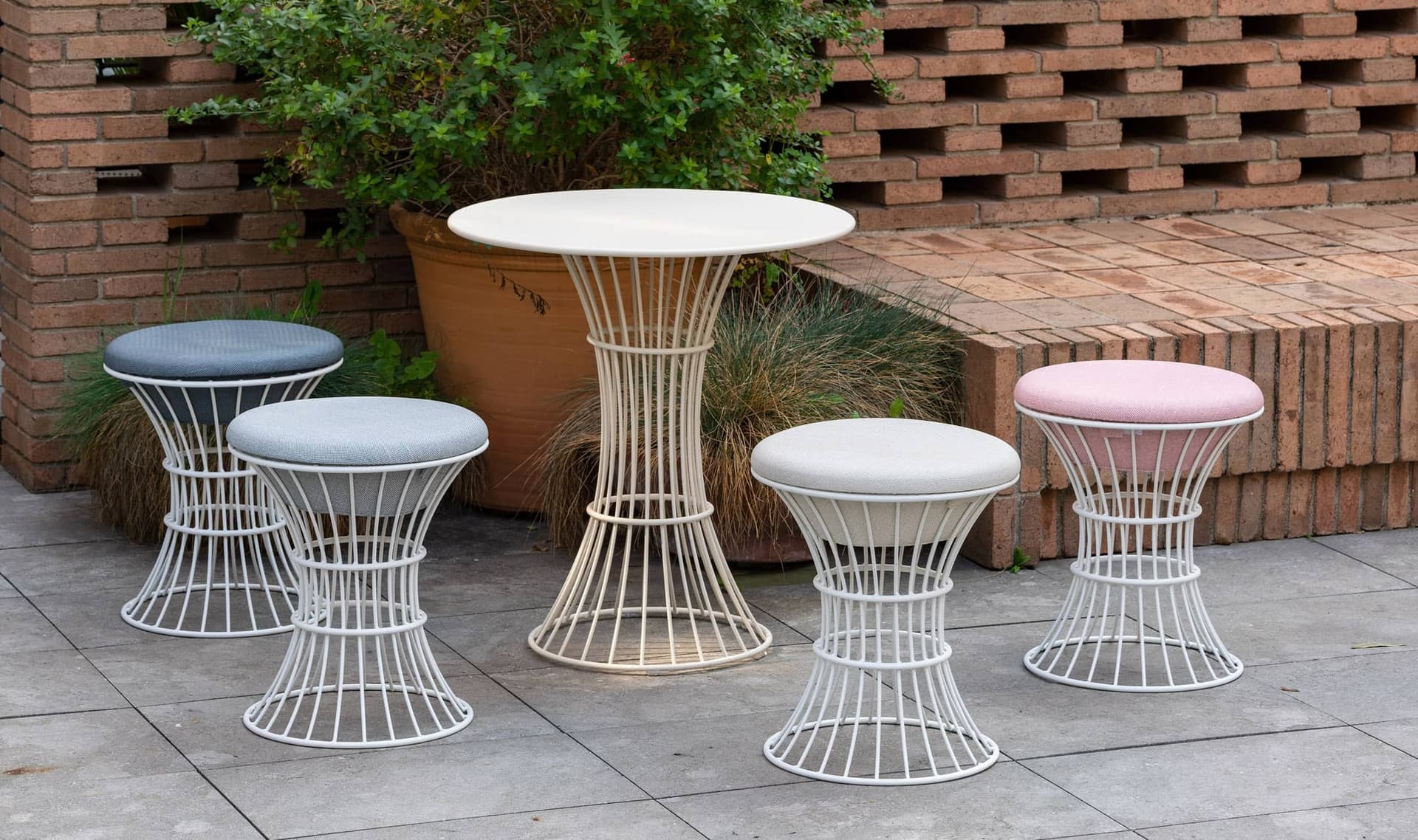 ISIMAR
BOLONIA
Low steel garden stool with padded seat