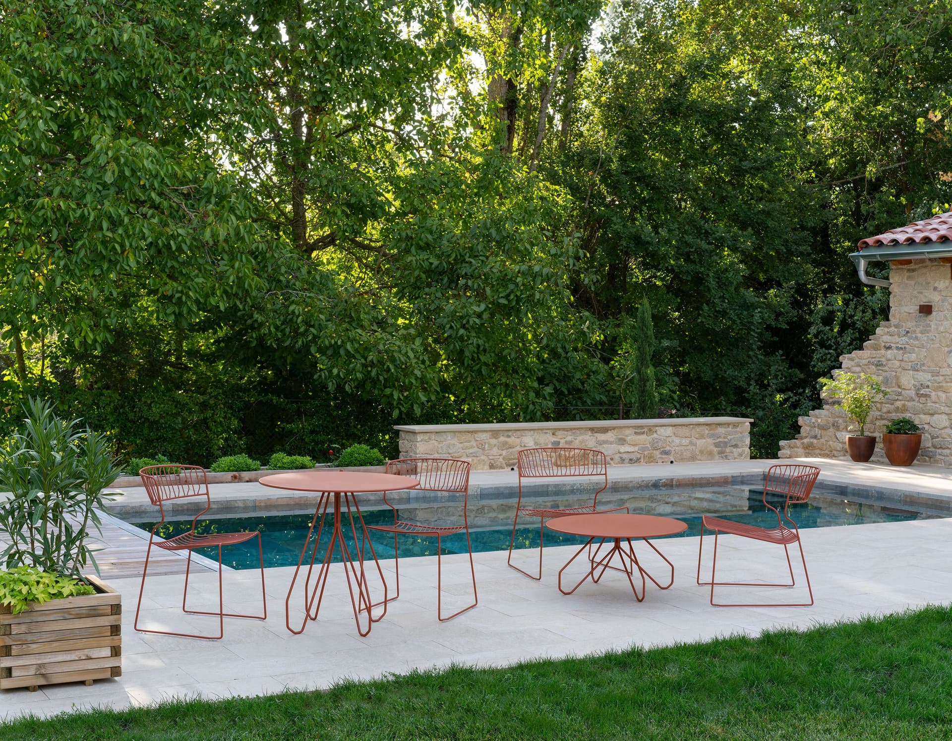 ISIMAR
MARTINI
Stackable powder coated steel low lounge chair