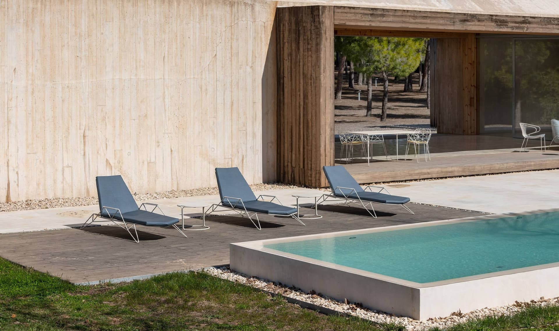 ISIMAR
MITJORN
Stackable fabric sun lounger with armrests