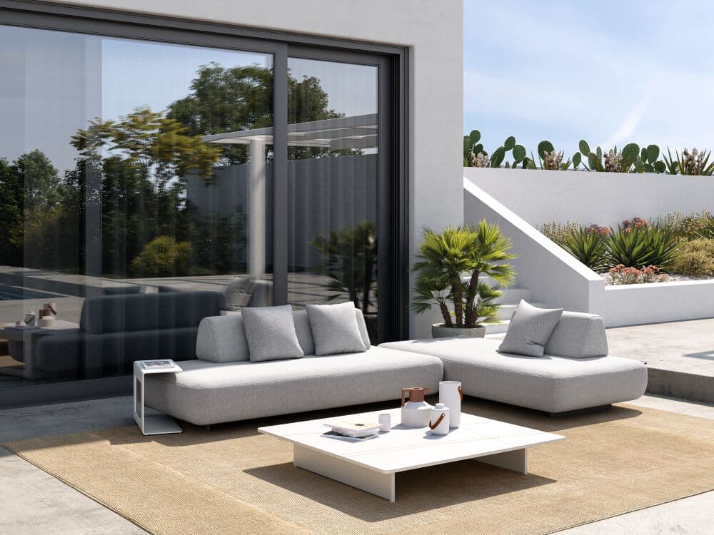 IVINI
FLOATING
Square outdoor coffee table