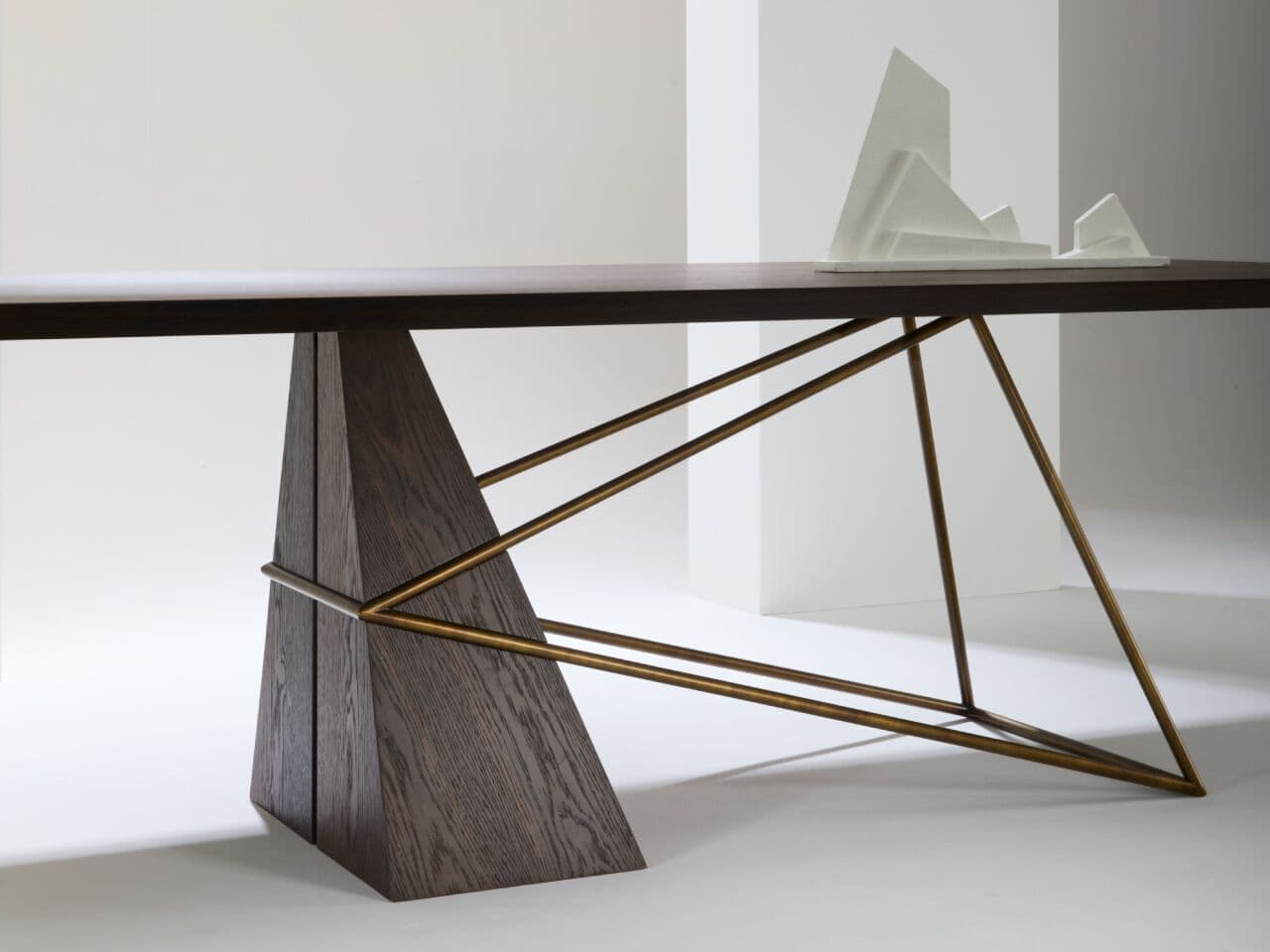 Julia Italia
STASIS
Rectangular table with sculptural base