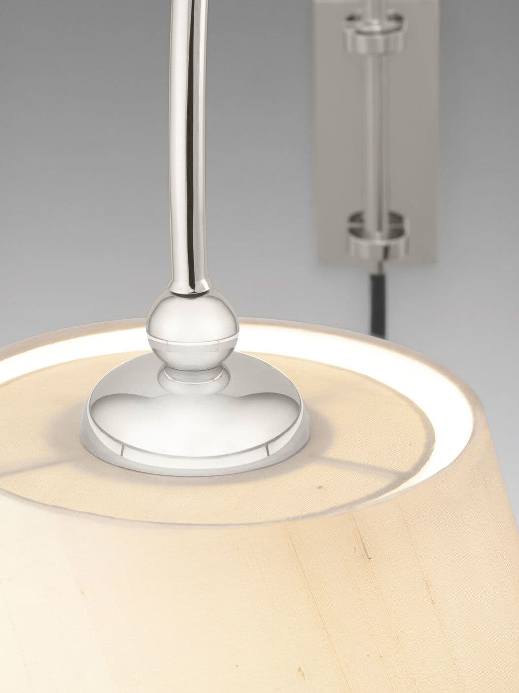 Kalmar
REIBE
Metal and silk wall lamp