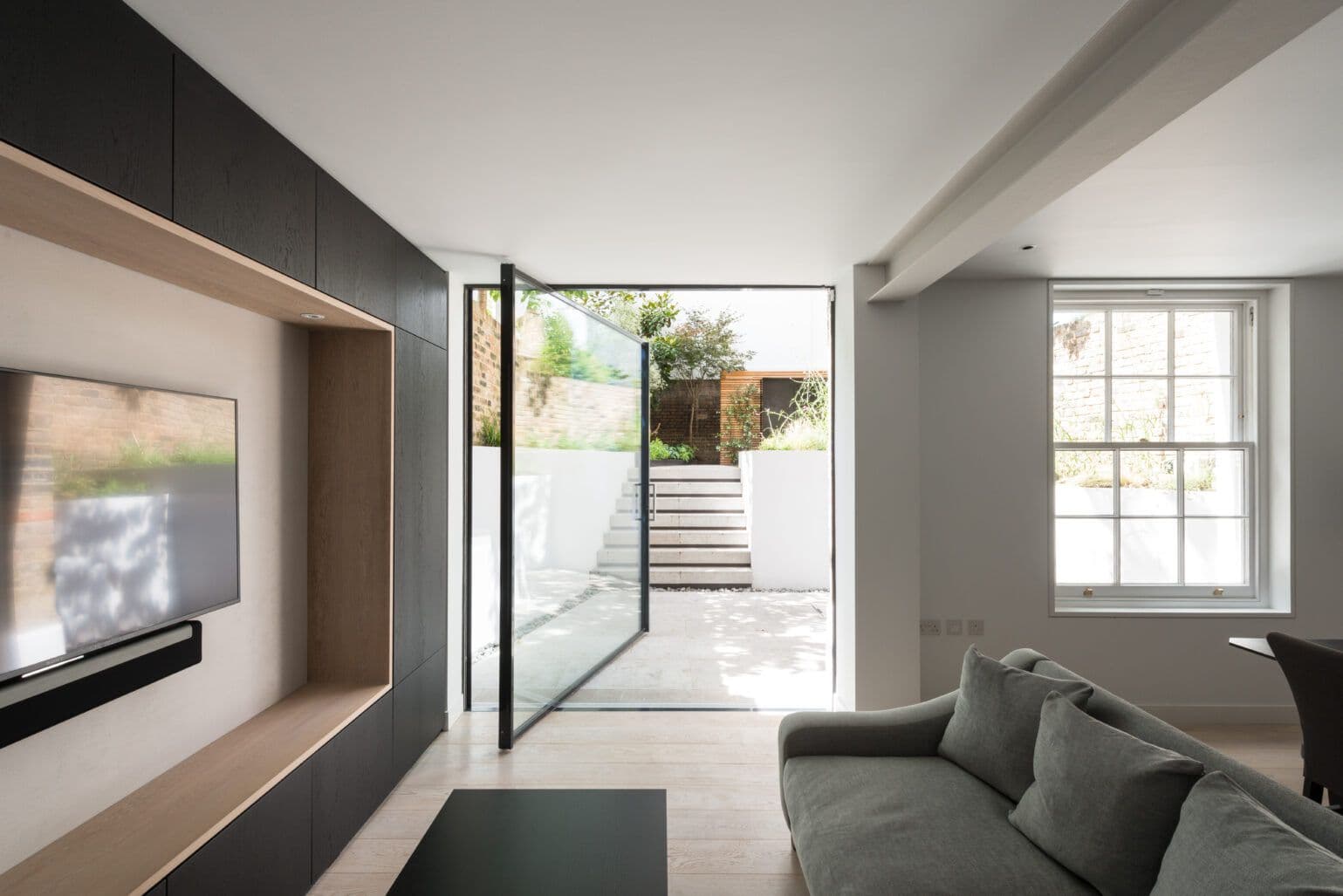 Keller minimal windows®
KELLER minimal windows® pivot
Aluminium pivoted window