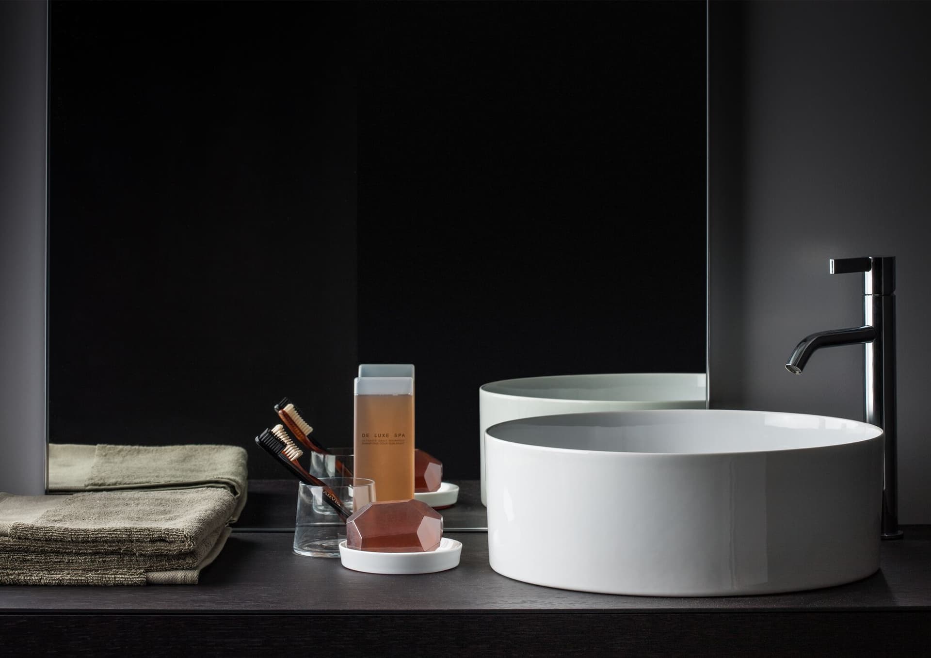 Laufen
LIVING
Round countertop ceramic washbasin