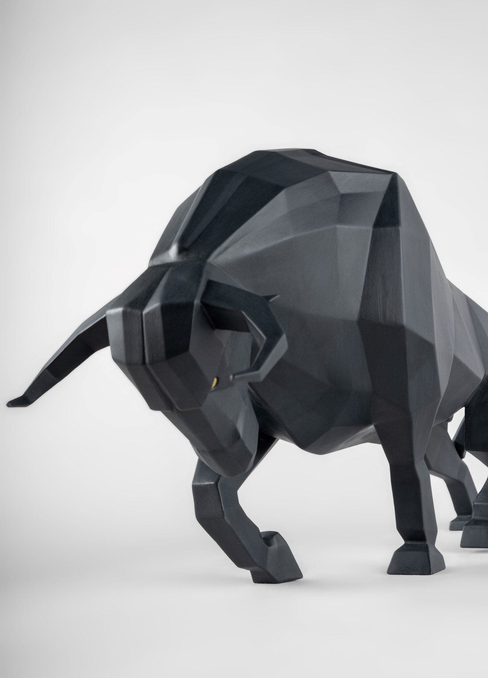 Lladró
BULL
Porcelain decorative object