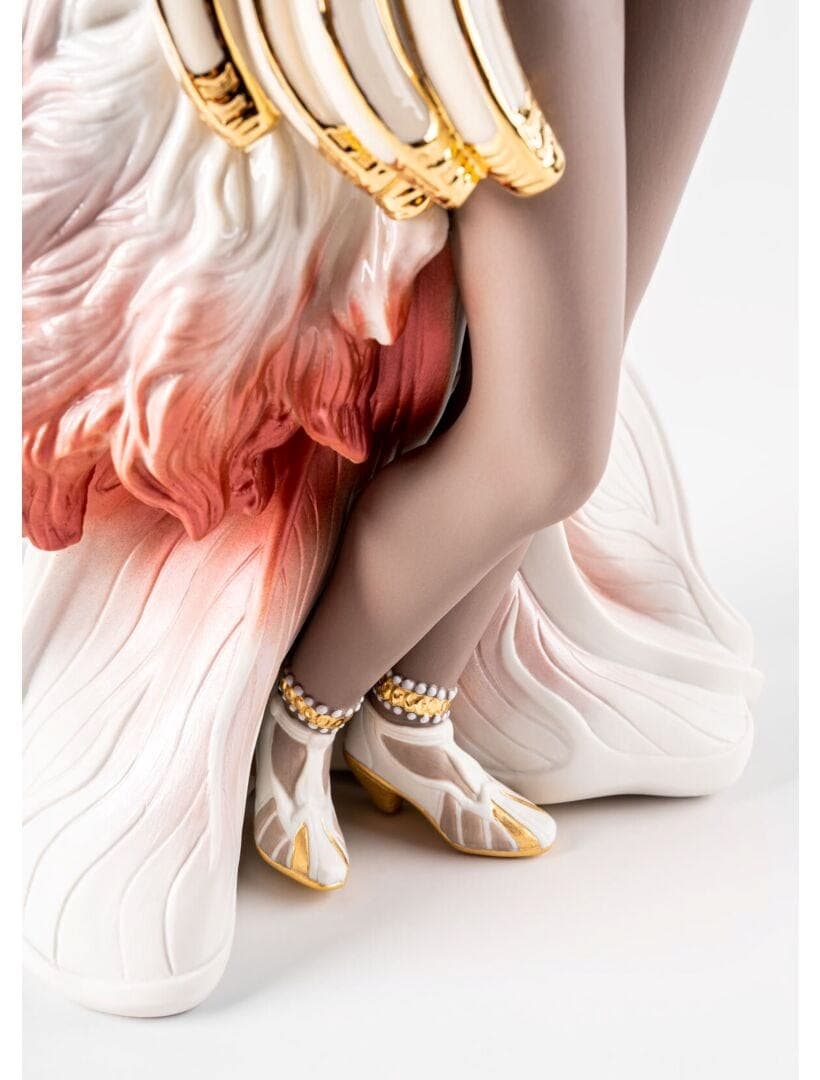 Lladró
EBONY GODDESS
Porcelain decorative object