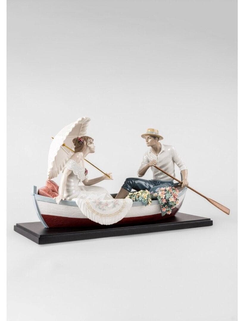 Lladró
ROMANCE ON THE LAKE
Porcelain decorative object
