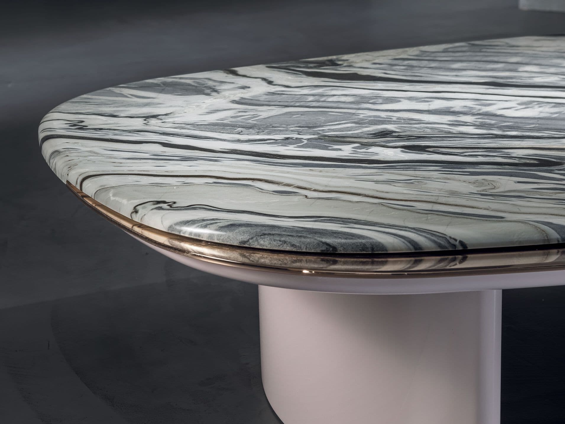 Longhi
SLIDE
Low central coffee table