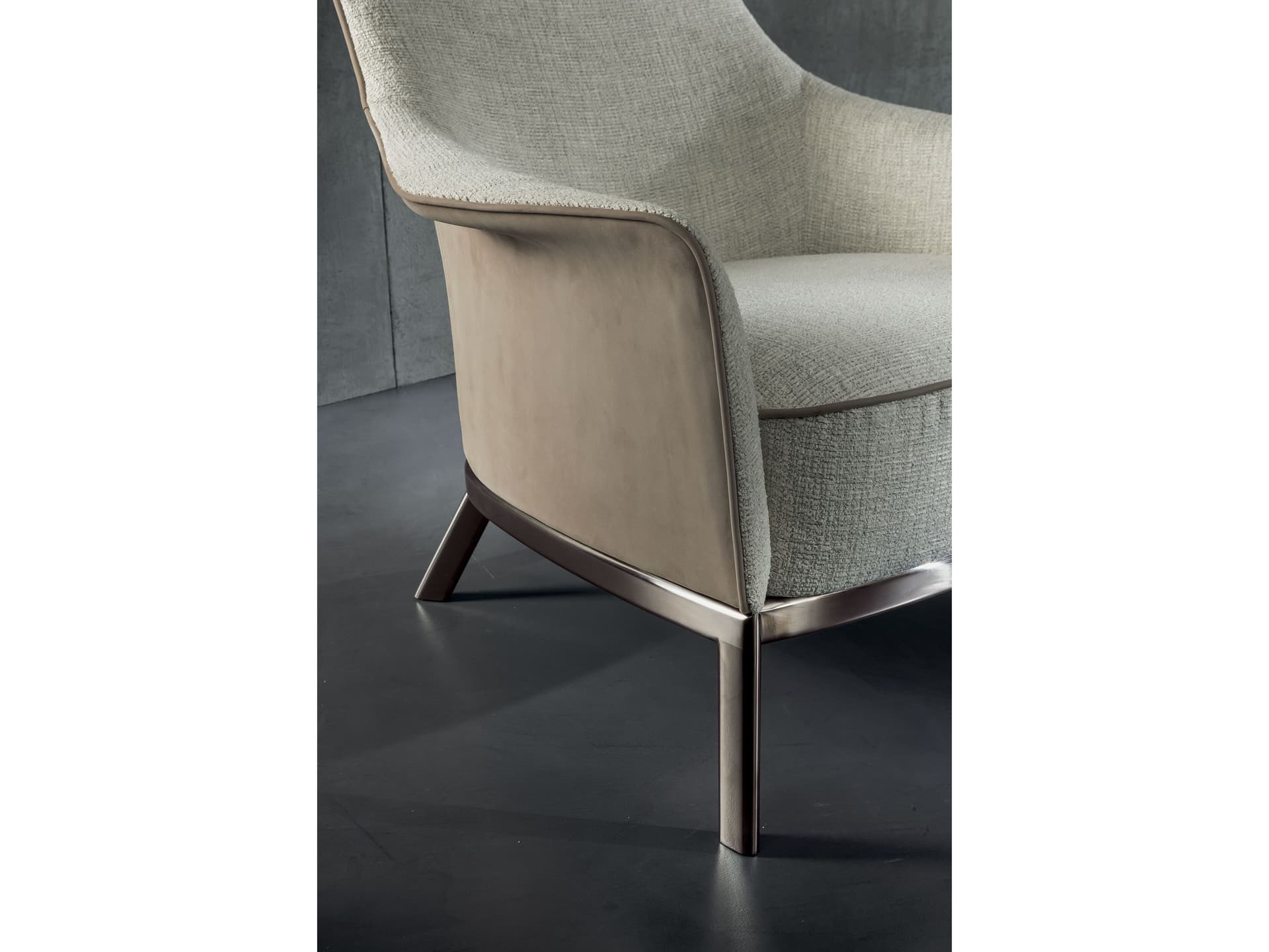 Longhi
SUZANNE
Fabric armchair with armrests