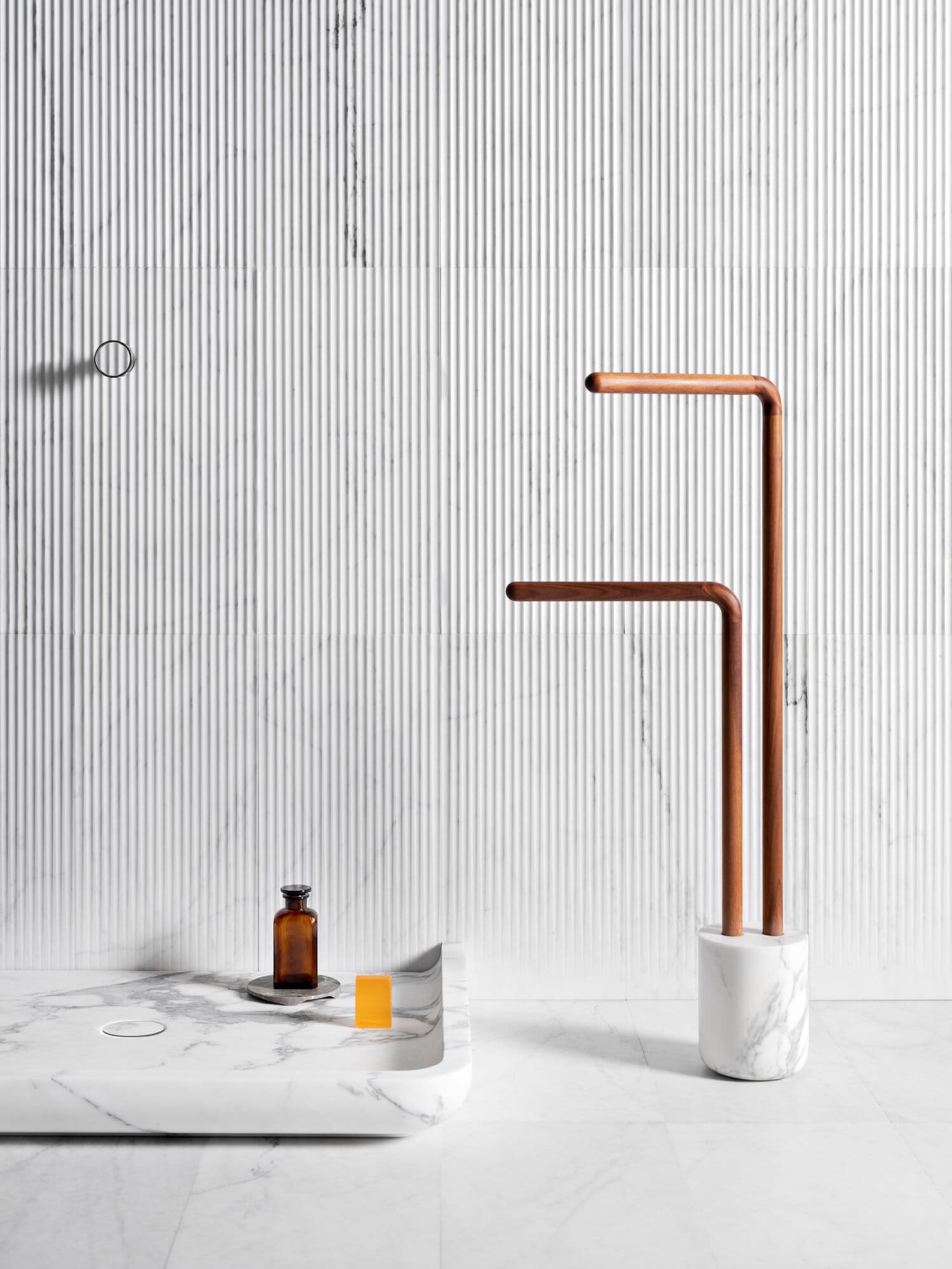 LUCE DI CARRARA
MONOLITHOS
Standing swivel wooden towel rack with marble base