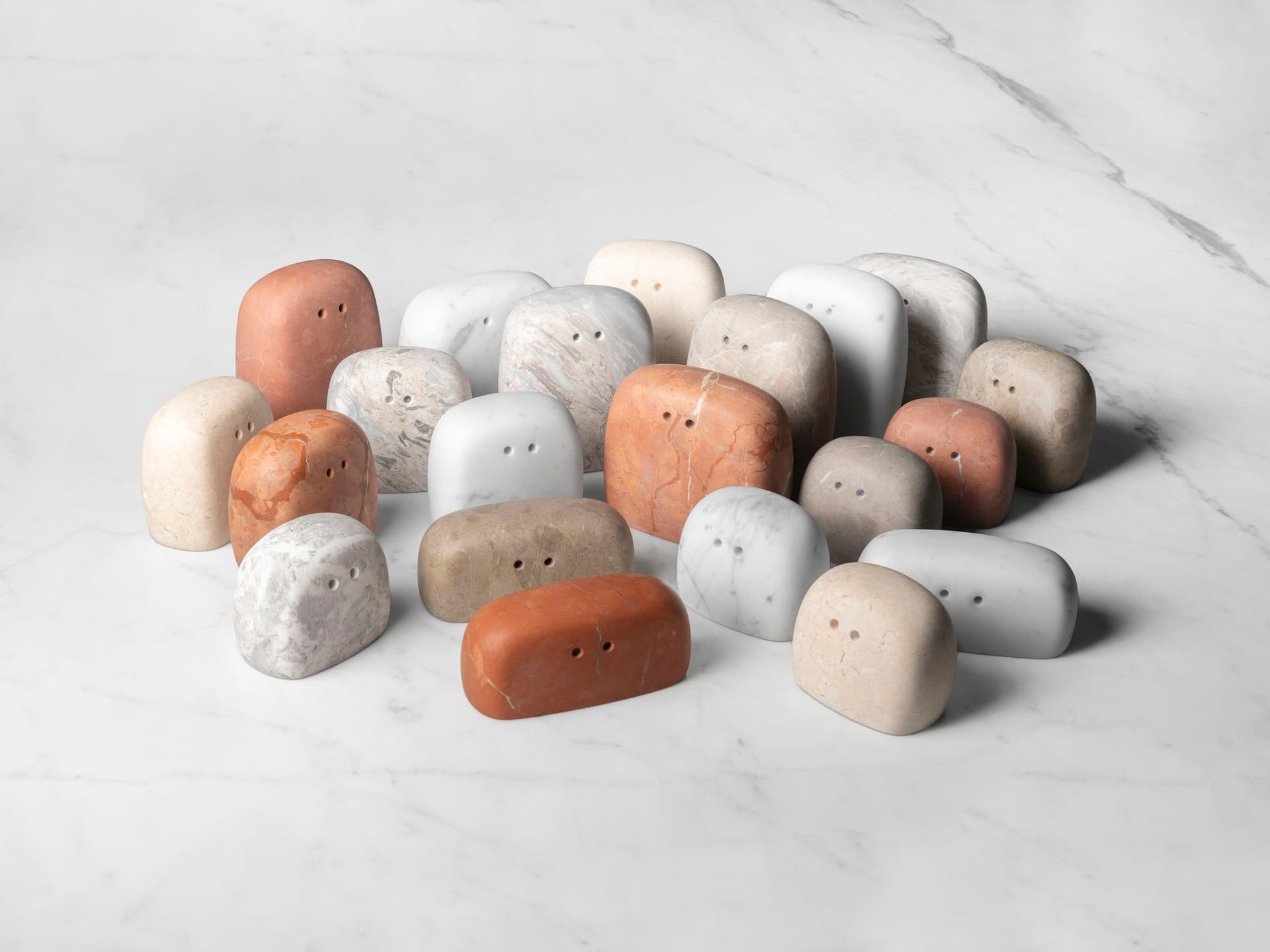LUCE DI CARRARA
OMO
Marble decorative object