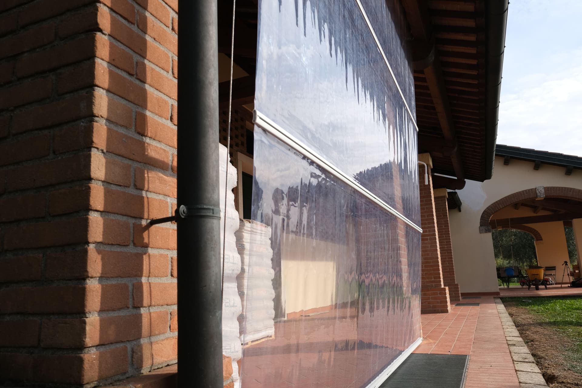 Maanta
EASY CLEAR
Aluminium and PVC roller blind with arms
