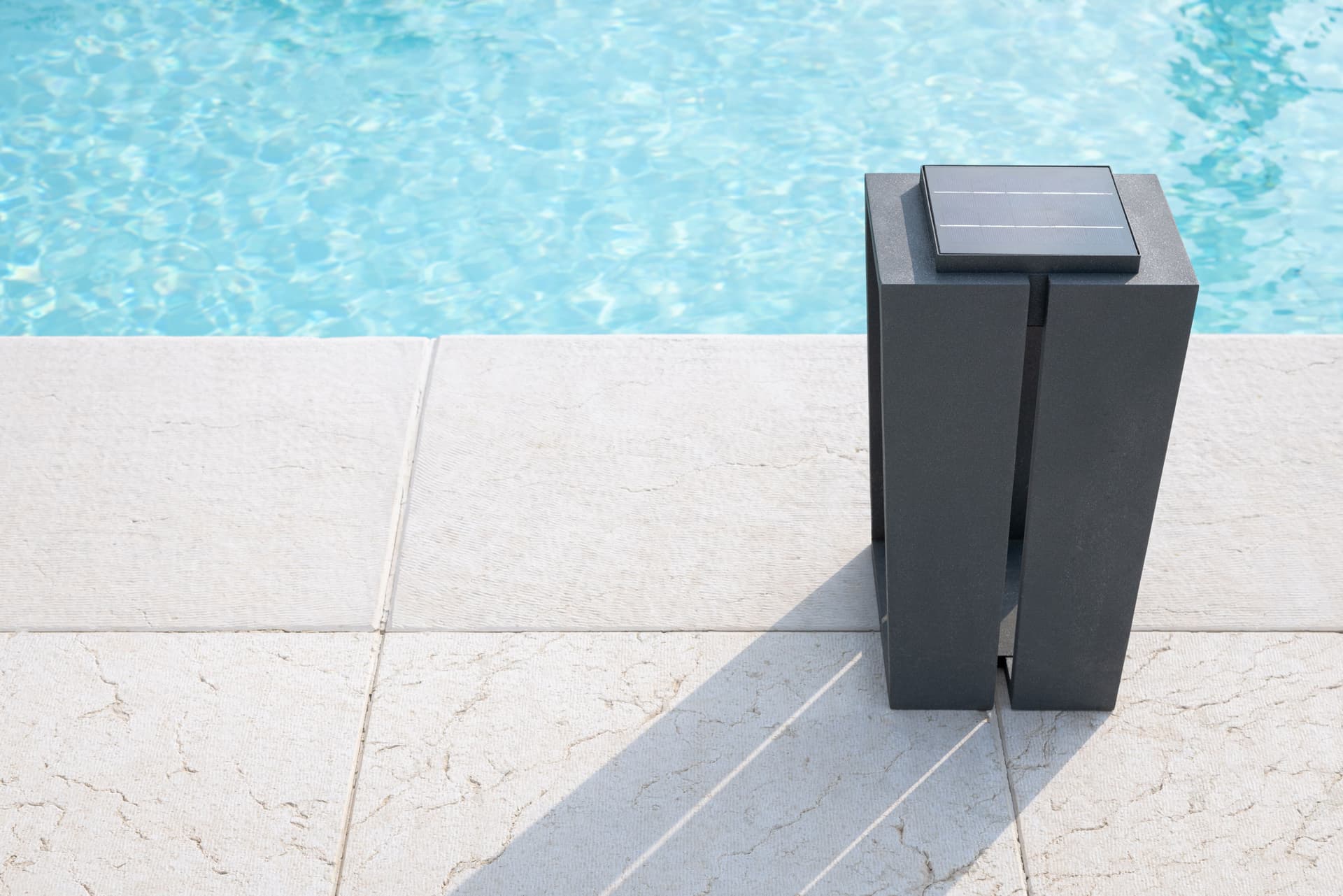 Maanta
SOLAR ISOSS
Solar Powered stainless steel bollard light