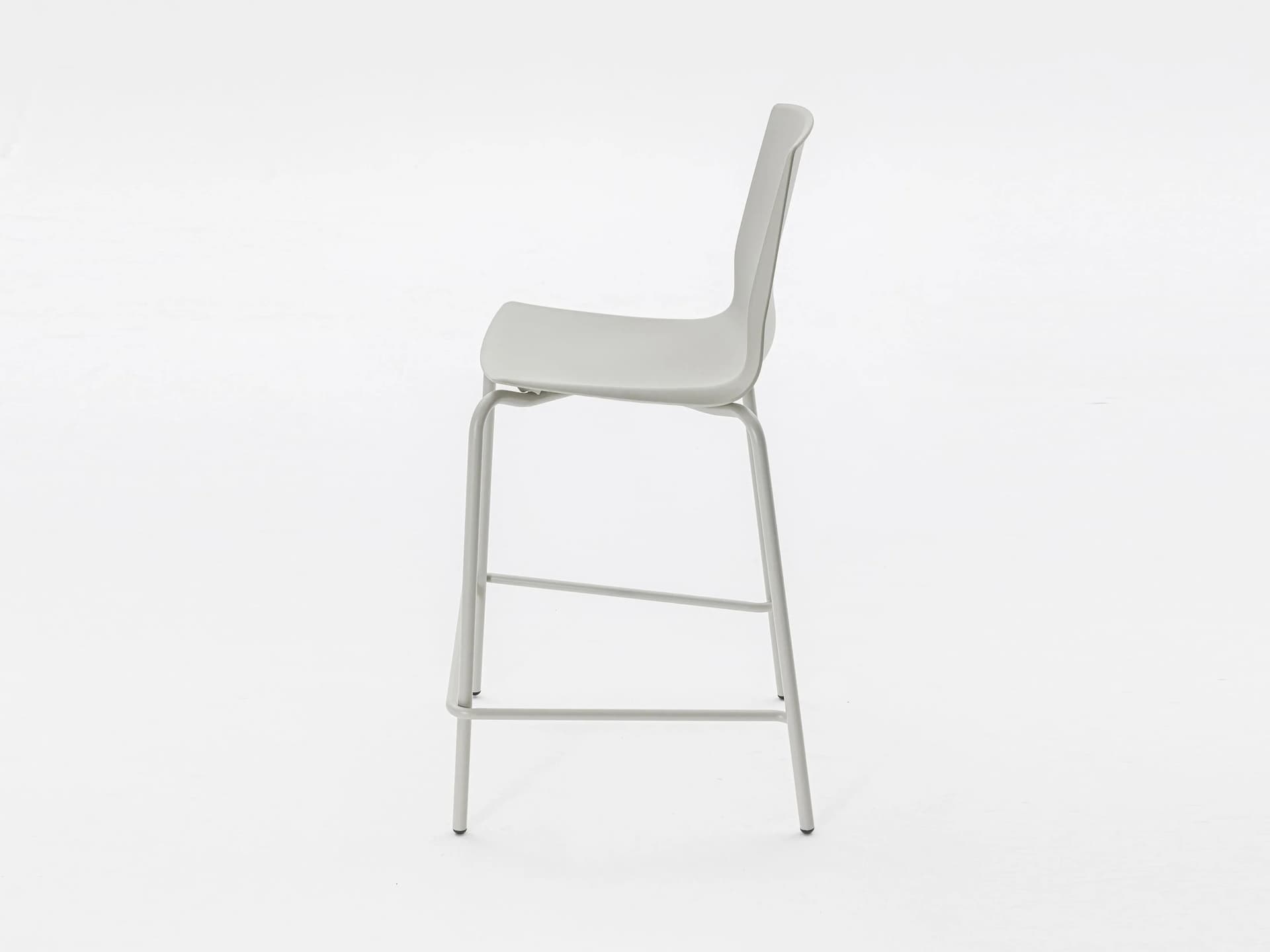 Mara
LOTO
Polypropylene stool with footrest