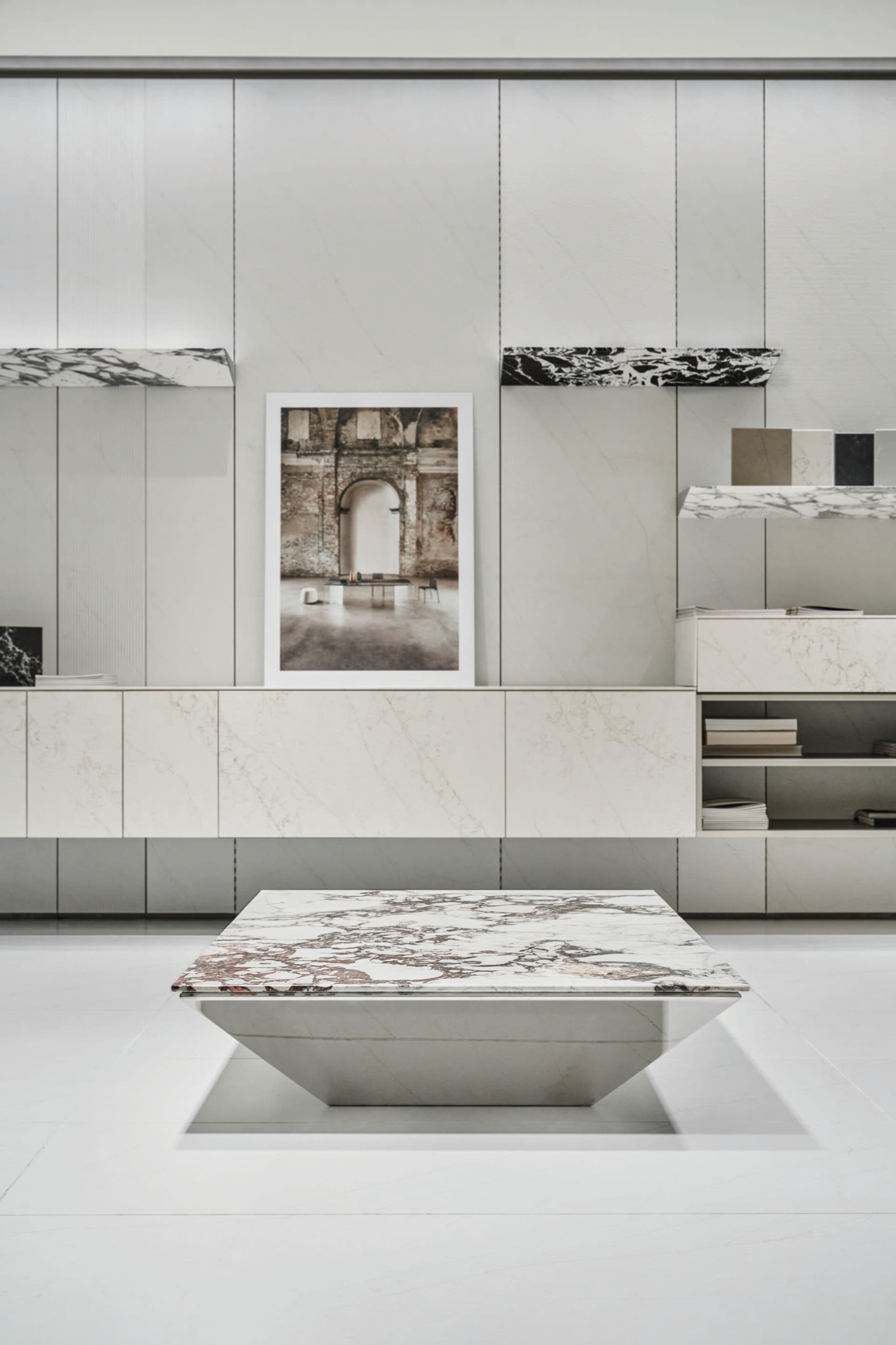 Marmo Arredo
CHIGLIA
Square low marble coffee table