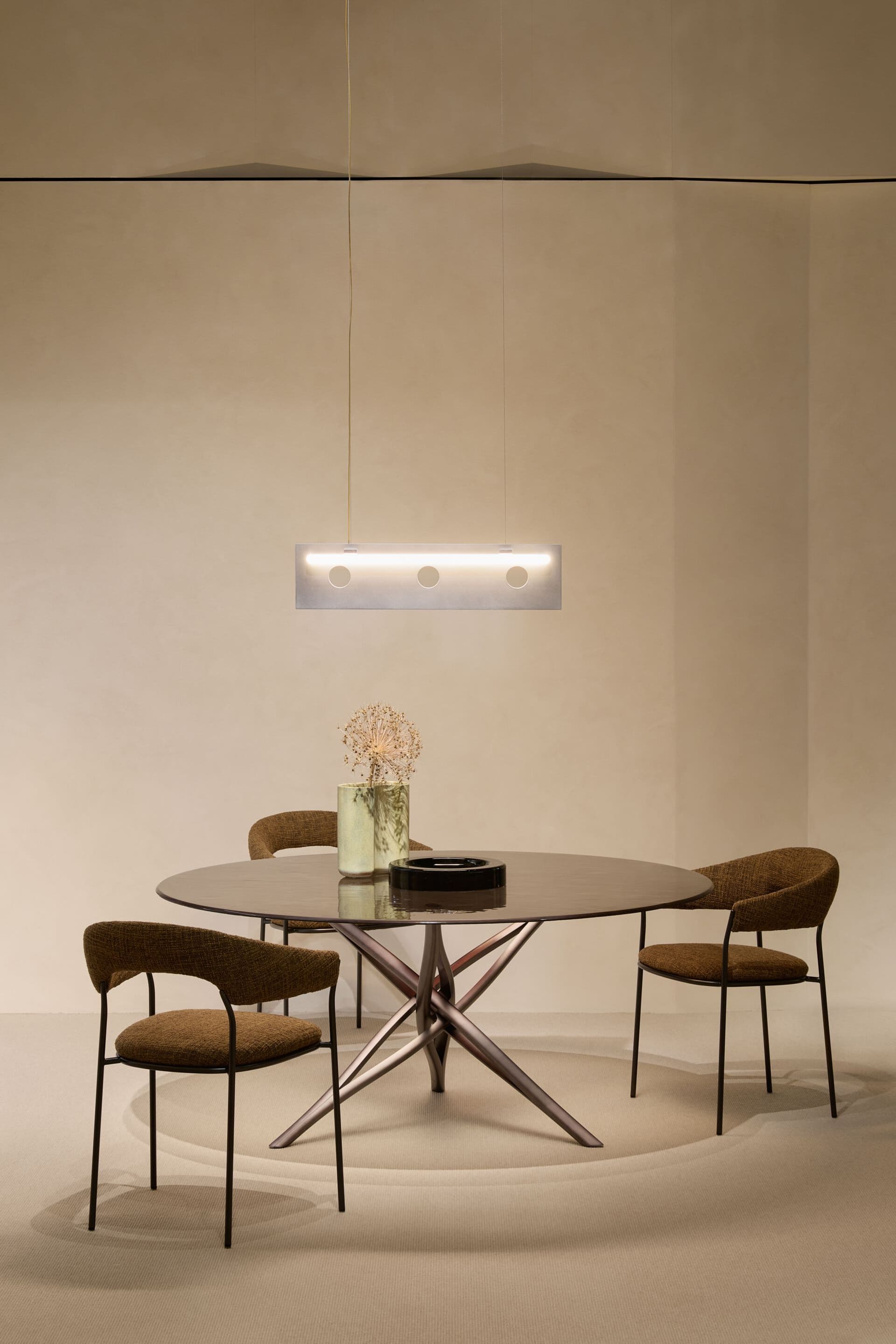 mdf italia
SK TABLE
Round table with cast glass top and aluminium base
