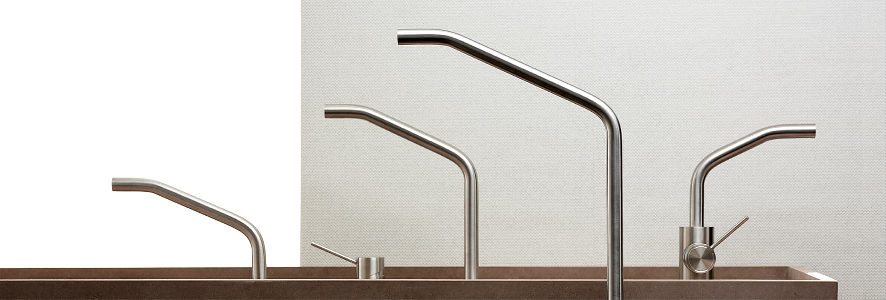 MINA
CORSIVO 11013
Countertop stainless steel washbasin mixer